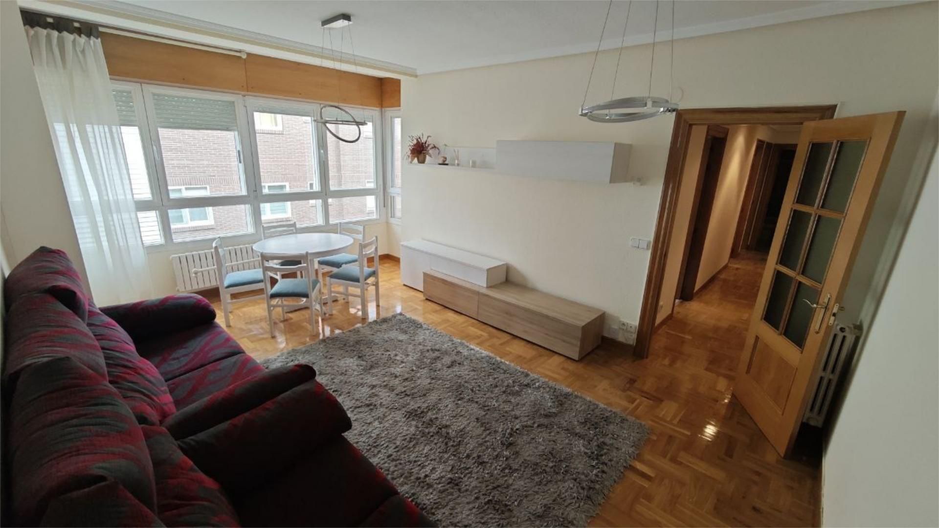 Sala d'estar de Pis de lloguer en Burgos Capital amb Calefacció, Parquet i Moblat