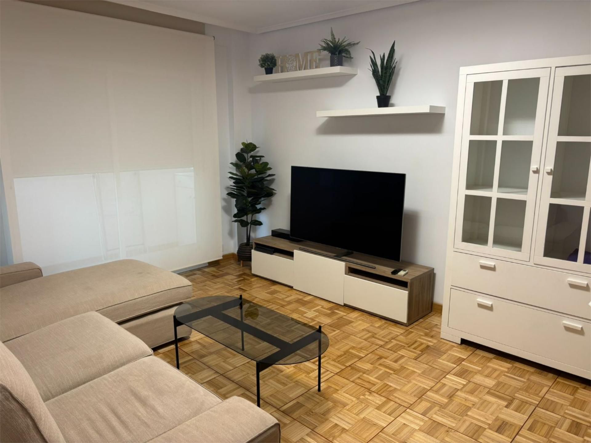 Living room of Flat to rent in  Madrid Capital  with Air Conditioner, Heating and Parquet flooring