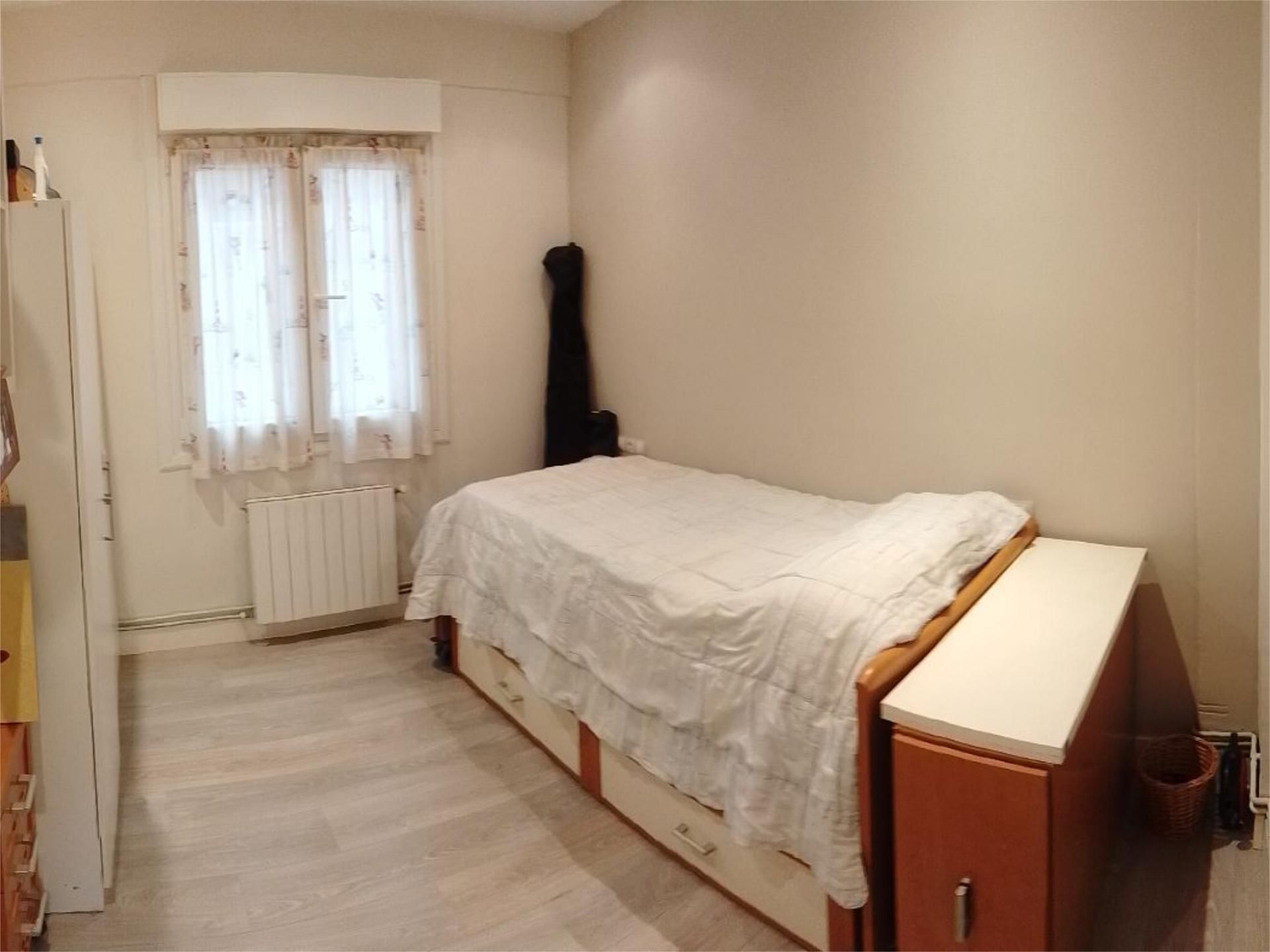 Bedroom of Flat to share in Bilbao   with Heating, Parquet flooring and Furnished