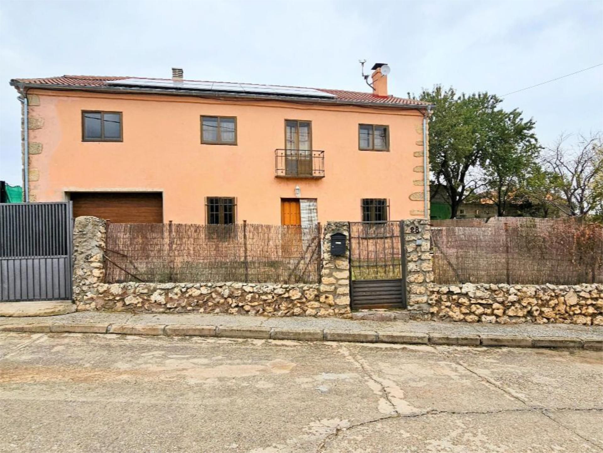 Vista exterior de Casa adosada en venda en Duruelo amb Calefacció, Jardí privat i Traster