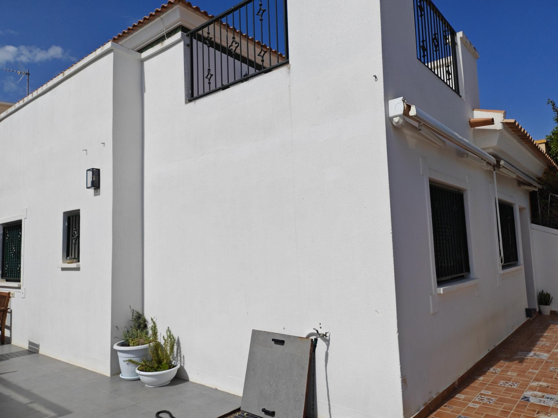 Vista exterior de Casa o xalet en venda en Almoradí amb Aire condicionat, Calefacció i Terrassa