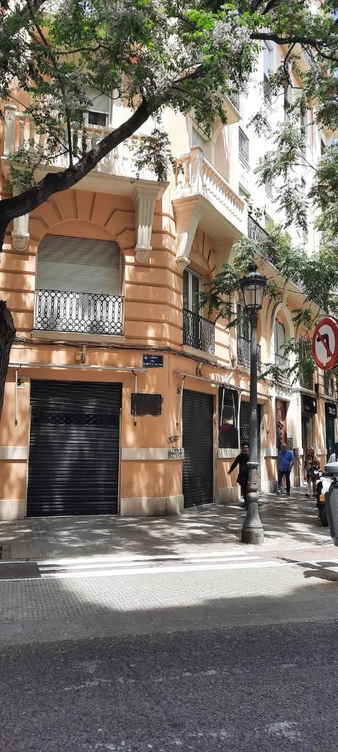 Vista exterior de Planta baixa en venda en  Valencia Capital amb Aire condicionat