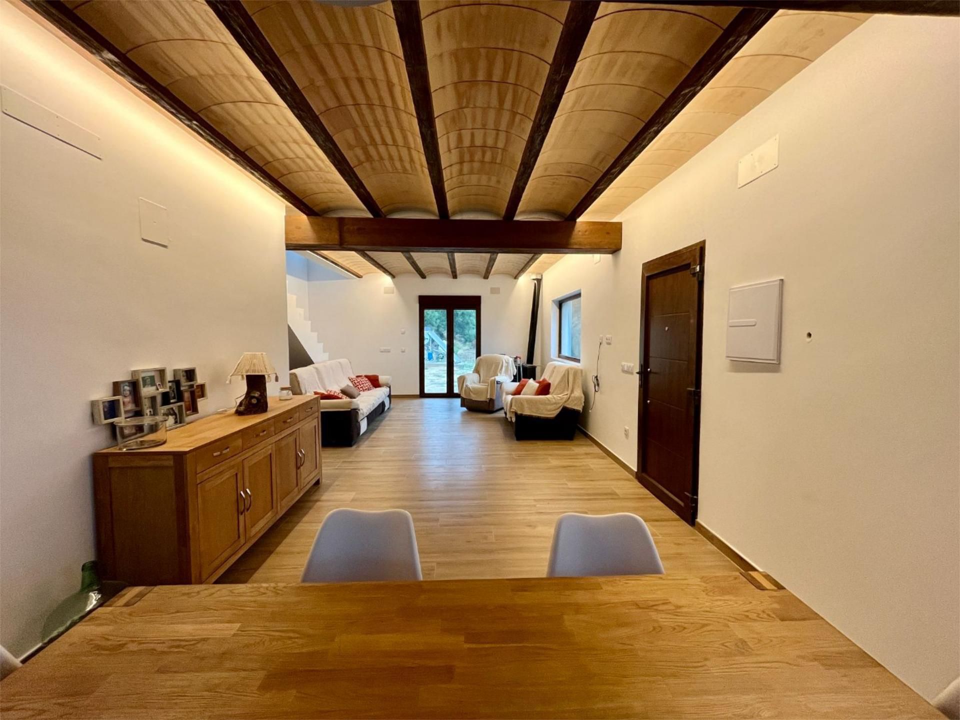 Sala de estar de Finca rústica en venta en Sierra Engarcerán con Aire acondicionado, Calefacción y Jardín privado