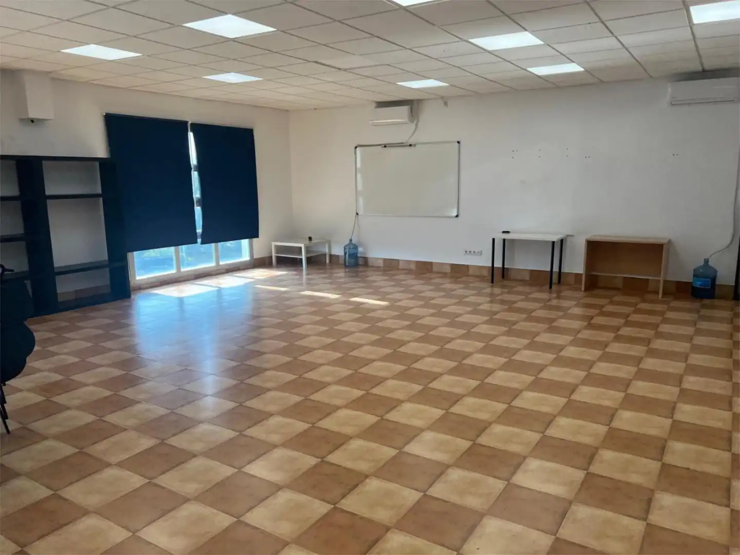 Geschaftsraum zur Miete in Calle Carl Sagan, 5, El Juncal - Vallealto Geschaftsraum zur Miete in El Puerto de Santa María mit Klimaanlage, Heizung und Möbliert