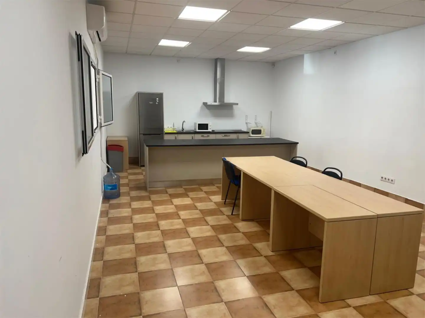Geschaftsraum zur Miete in Calle Carl Sagan, 5, El Juncal - Vallealto Küche von Geschaftsraum zur Miete in El Puerto de Santa María mit Klimaanlage, Heizung und Möbliert