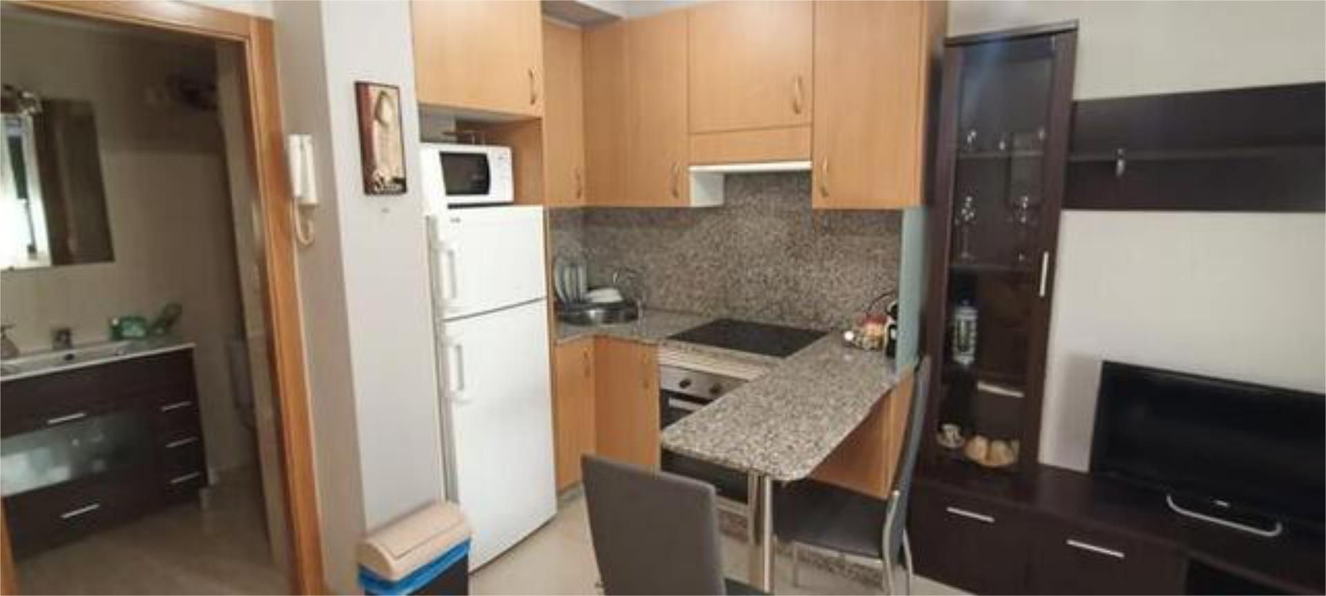 Cuina de Apartament de lloguer en Vigo  amb Calefacció, Traster i Moblat
