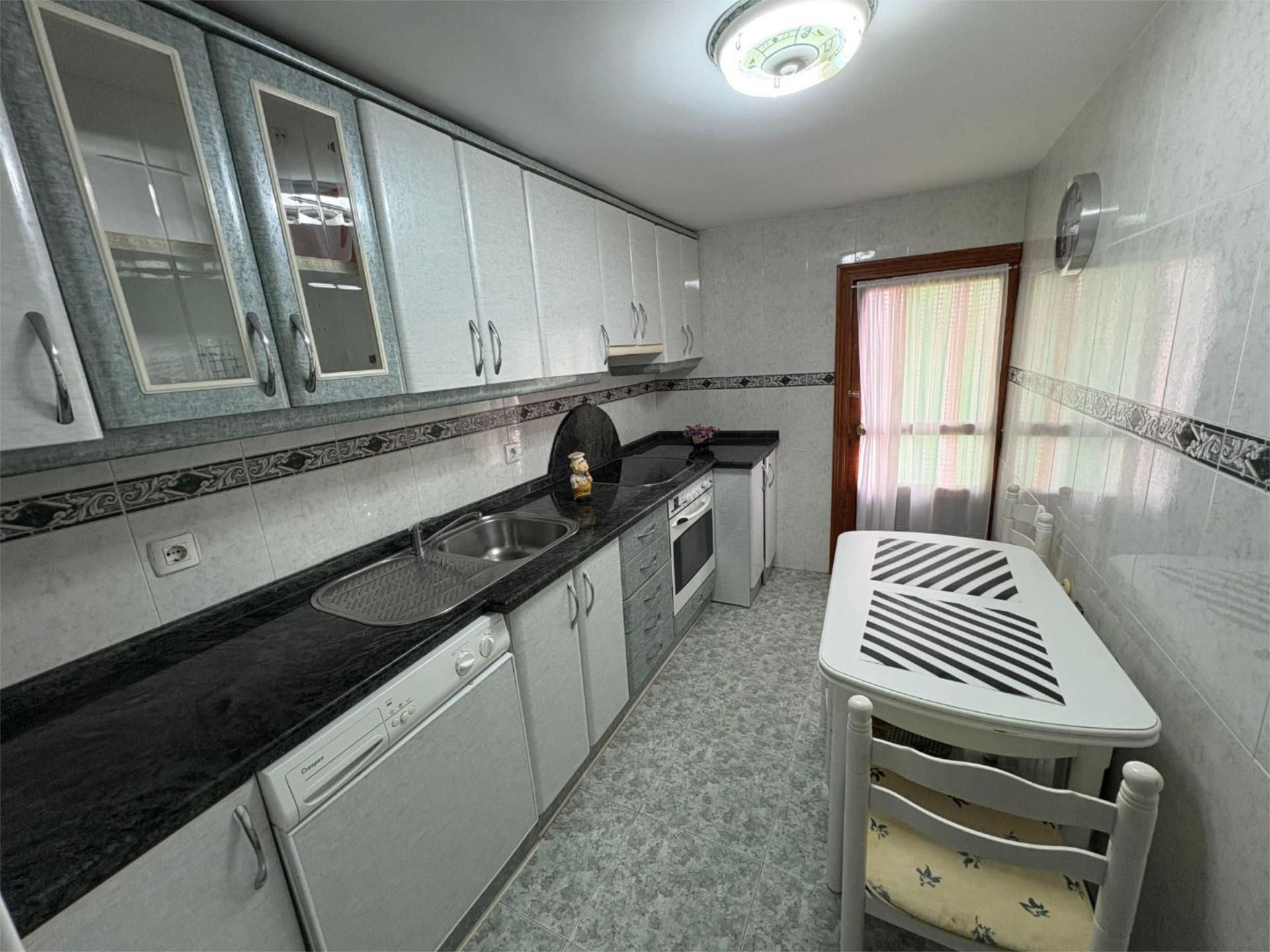 Cuina de Pis en venda en Valderas amb Calefacció, Parquet i Terrassa