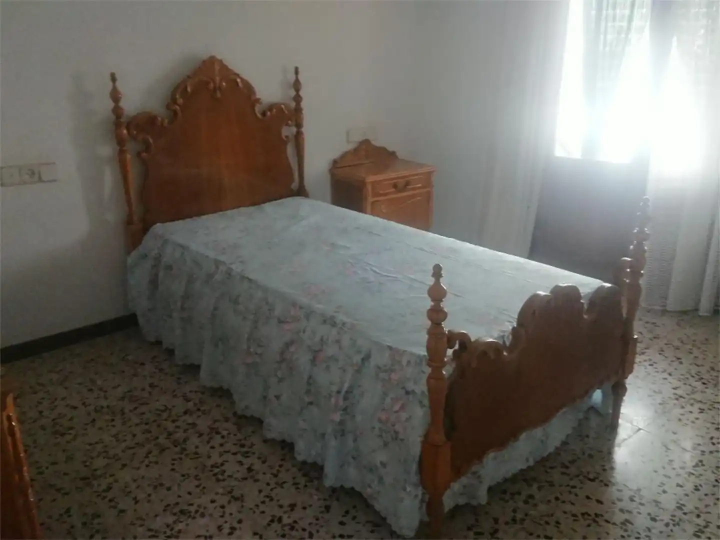 Casa adosada en venta en Calle la Paz, 25, Oliete Habitación de Casa adosada en venta en Oliete con Terraza y Amueblado