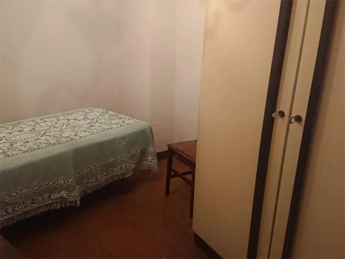 Casa adosada en venta en Calle la Paz, 25, Oliete Habitación de Casa adosada en venta en Oliete con Terraza y Amueblado