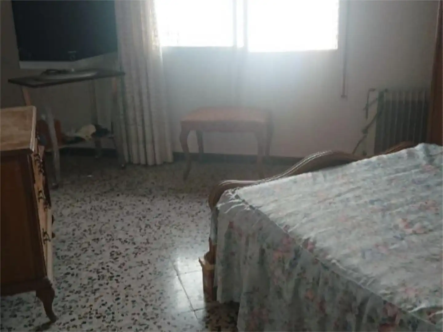 Casa adosada en venta en Calle la Paz, 25, Oliete Habitación de Casa adosada en venta en Oliete con Terraza y Amueblado