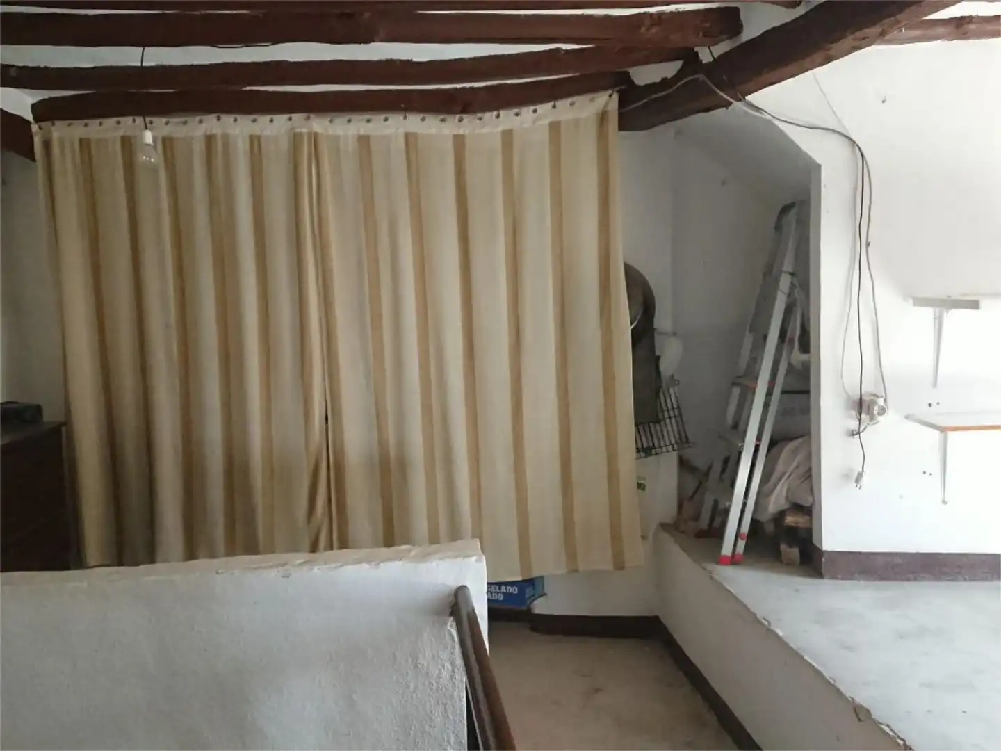 Casa adosada en venta en Calle la Paz, 25, Oliete Habitación de Casa adosada en venta en Oliete con Terraza y Amueblado