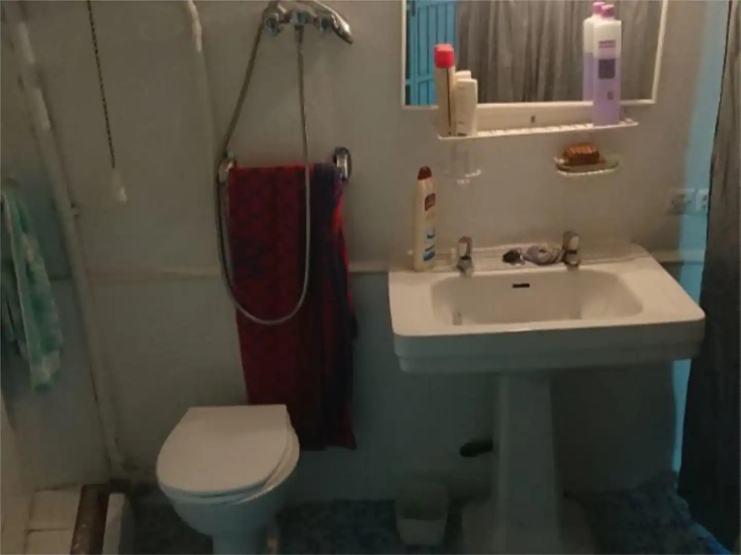 Casa adosada en venta en Calle la Paz, 25, Oliete Baño de Casa adosada en venta en Oliete con Terraza y Amueblado