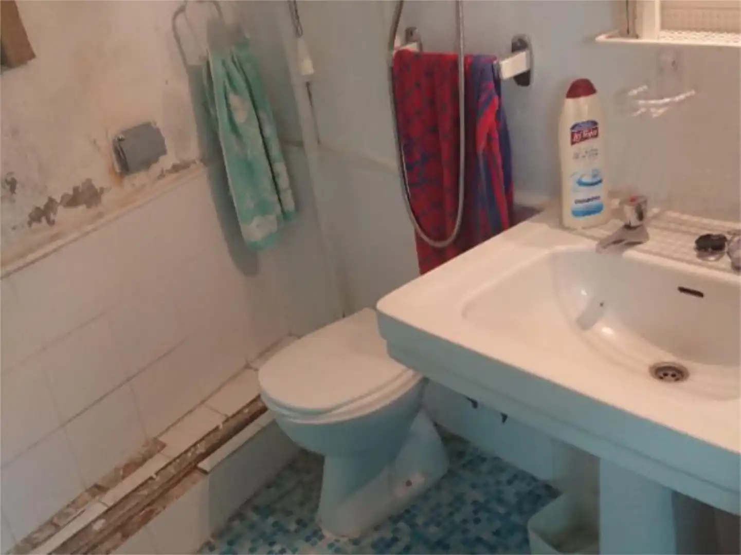 Casa adosada en venta en Calle la Paz, 25, Oliete Baño de Casa adosada en venta en Oliete con Terraza y Amueblado