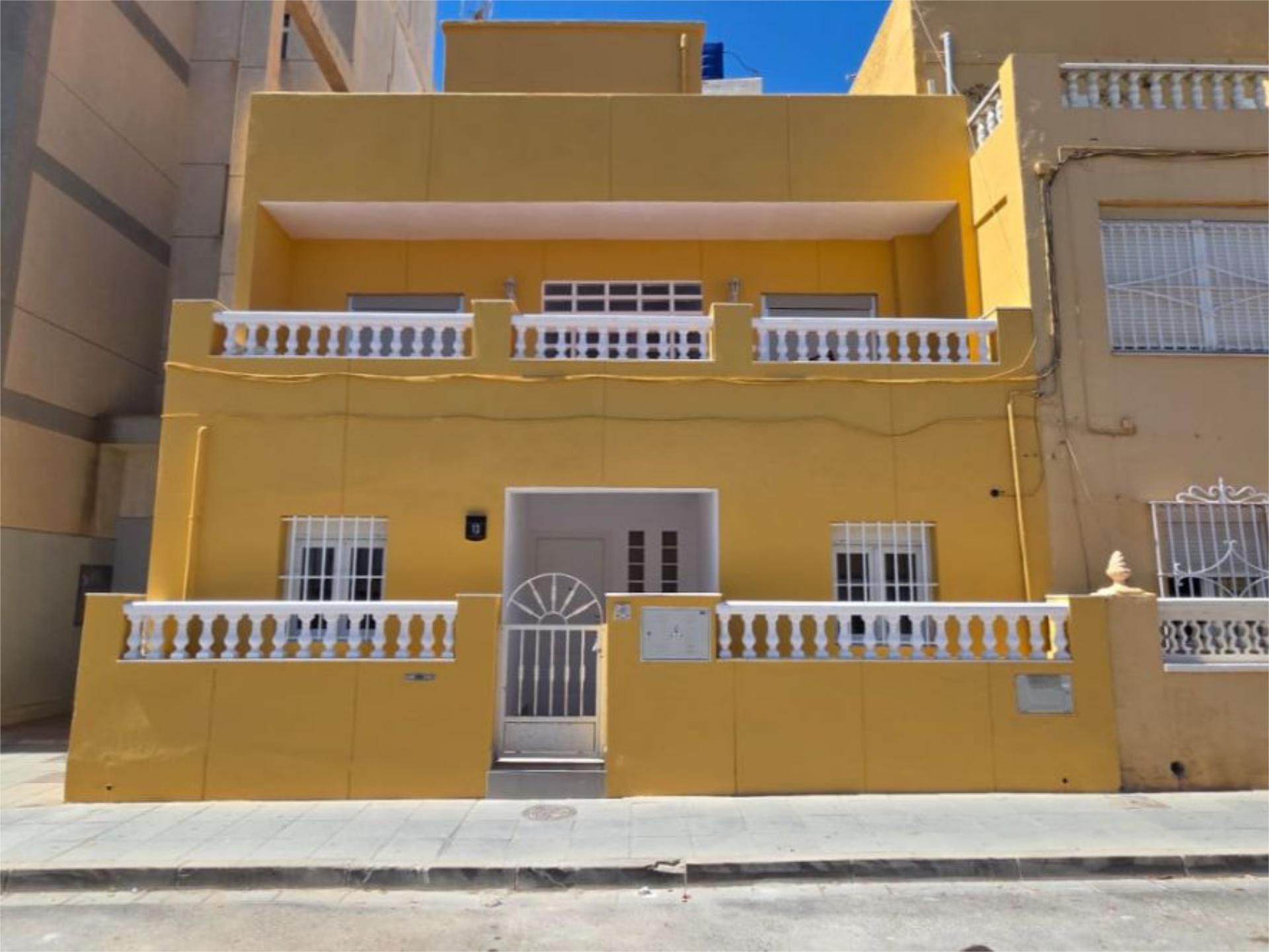 Vista exterior de Casa o xalet per a compartir en  Almería Capital amb Aire condicionat, Calefacció i Moblat