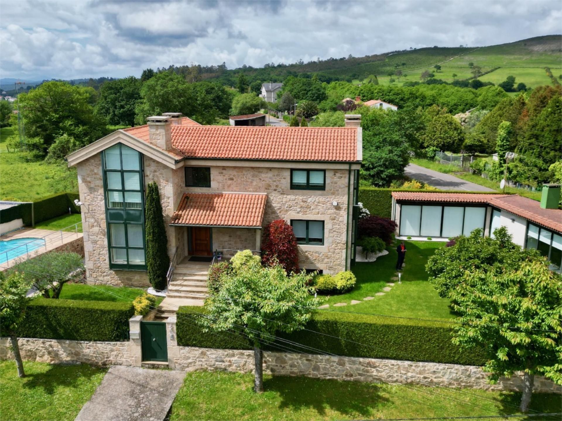 Vista exterior de Casa o xalet en venda en Santiago de Compostela  amb Terrassa i Piscina