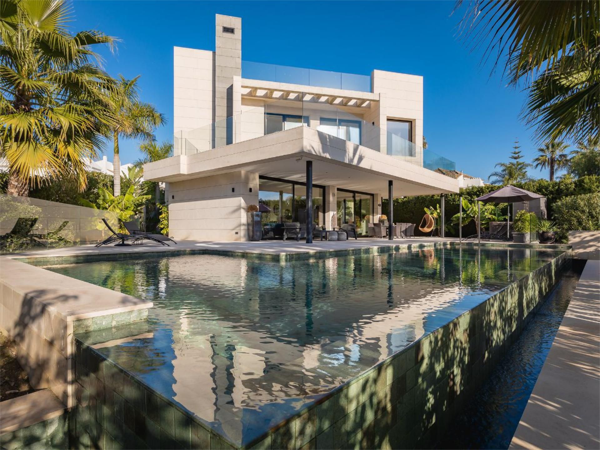 Piscina de Casa o xalet en venda en Marbella amb Aire condicionat, Calefacció i Jardí privat