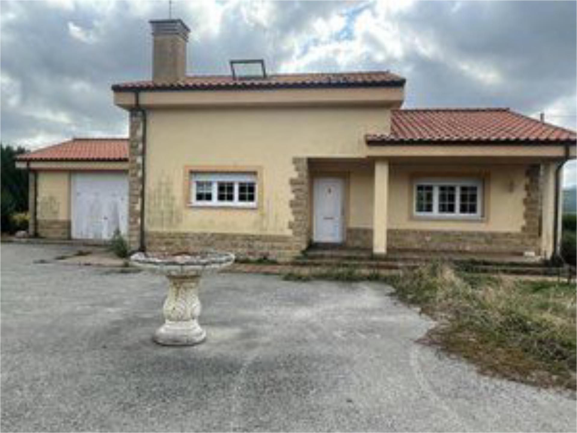 Vista exterior de Casa o xalet en venda en Castrillón amb Terrassa