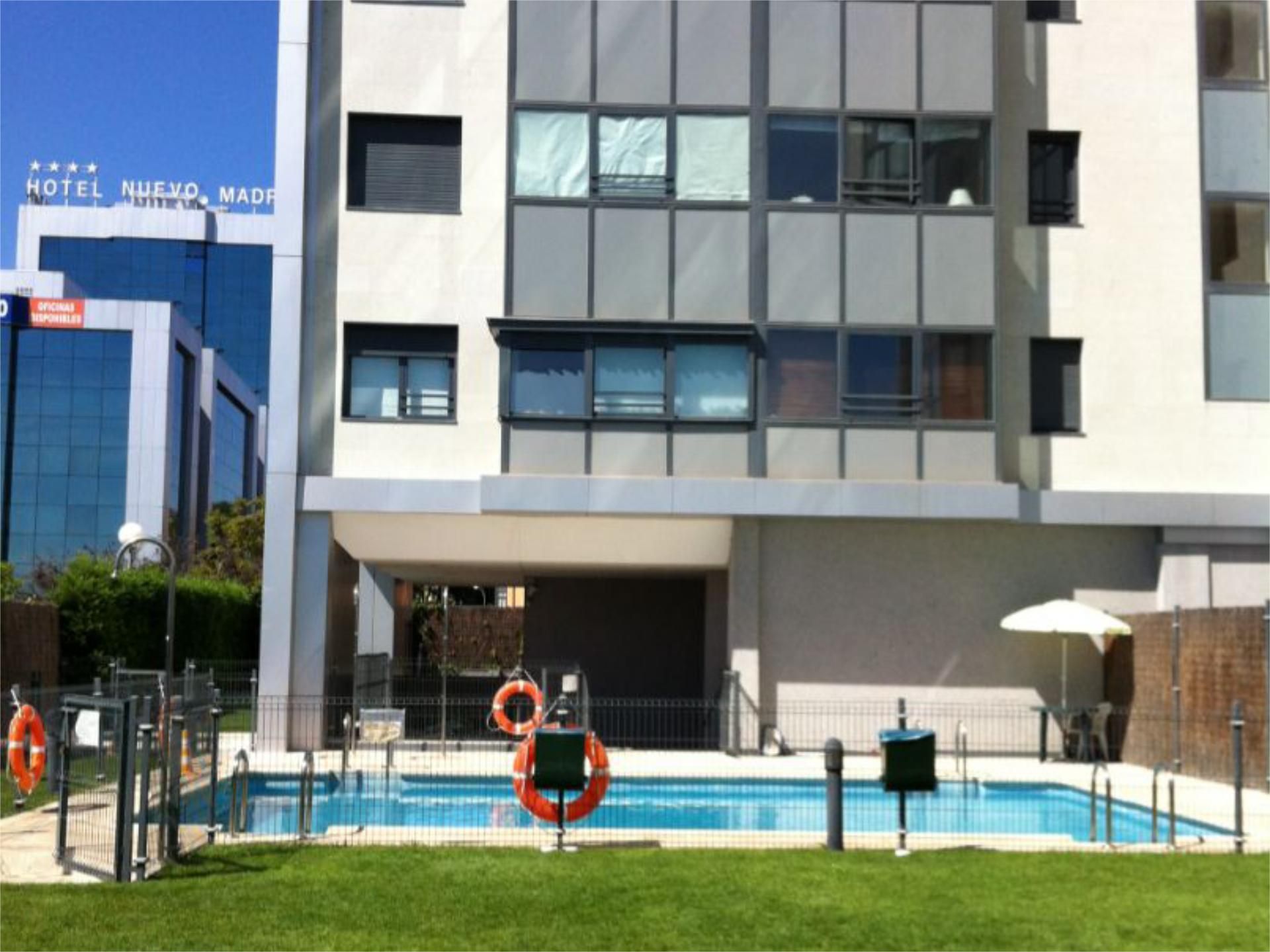 Piscina de Piso en venta en  Madrid Capital con Aire acondicionado, Calefacción y Jardín privado