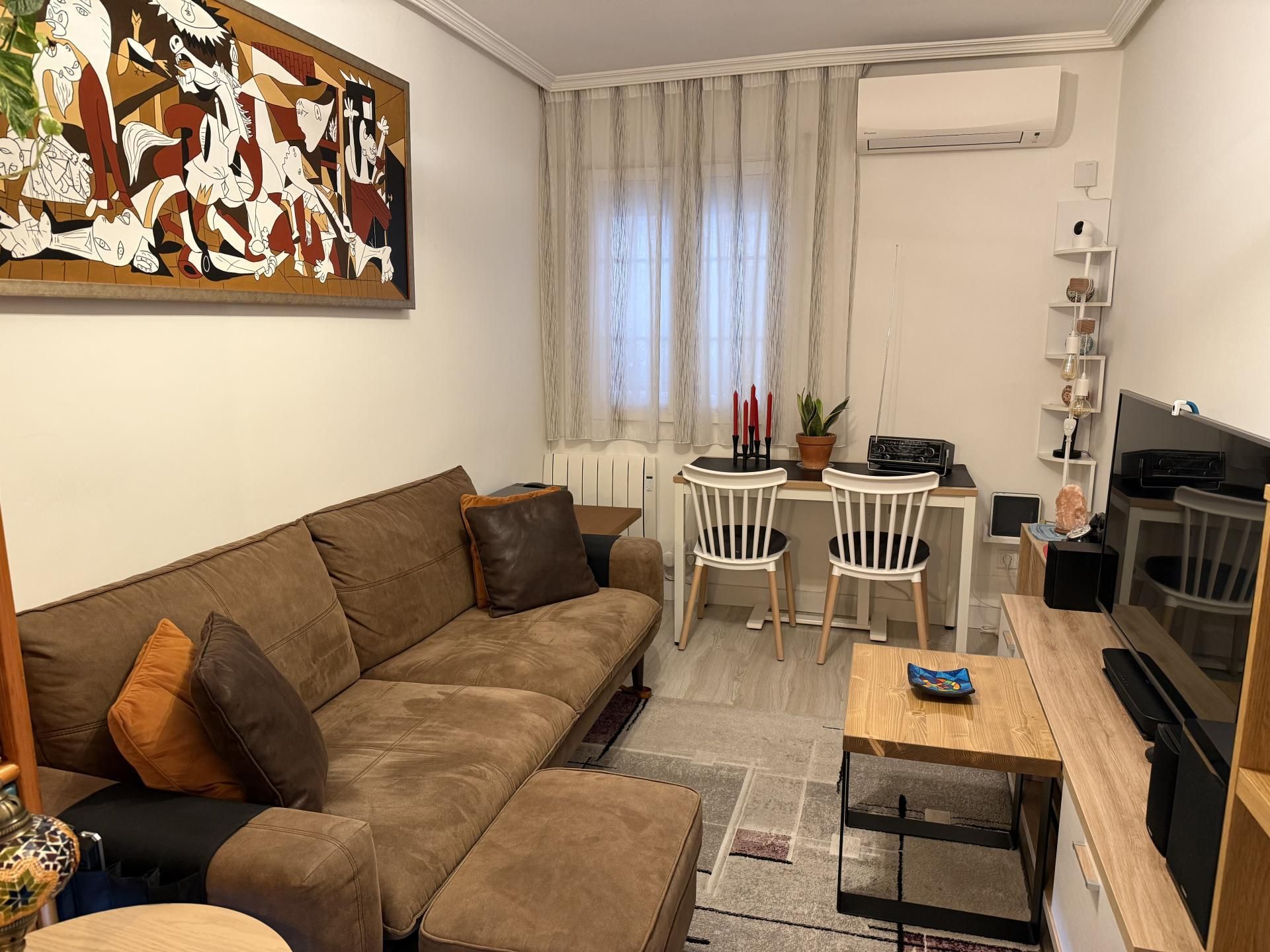 Living room of Flat for sale in  Madrid Capital  with Air Conditioner, Heating and Furnished