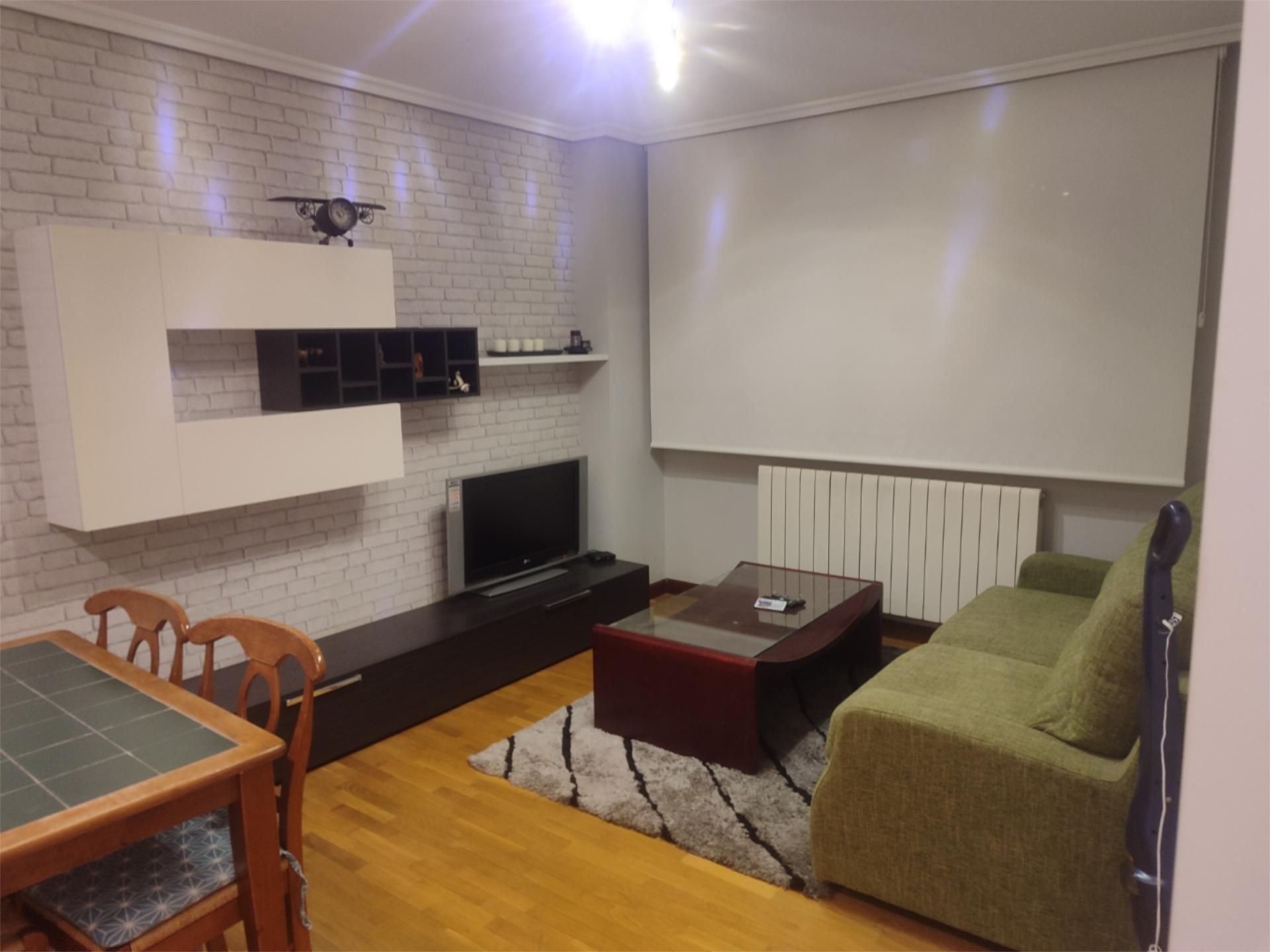 Sala d'estar de Pis de lloguer en Nájera amb Calefacció, Parquet i Moblat