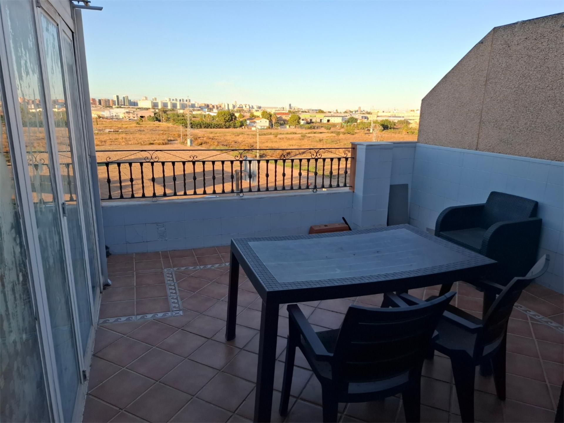 Terrasse von Dachboden miete in Sedaví mit Heizung, Abstellraum und Möbliert