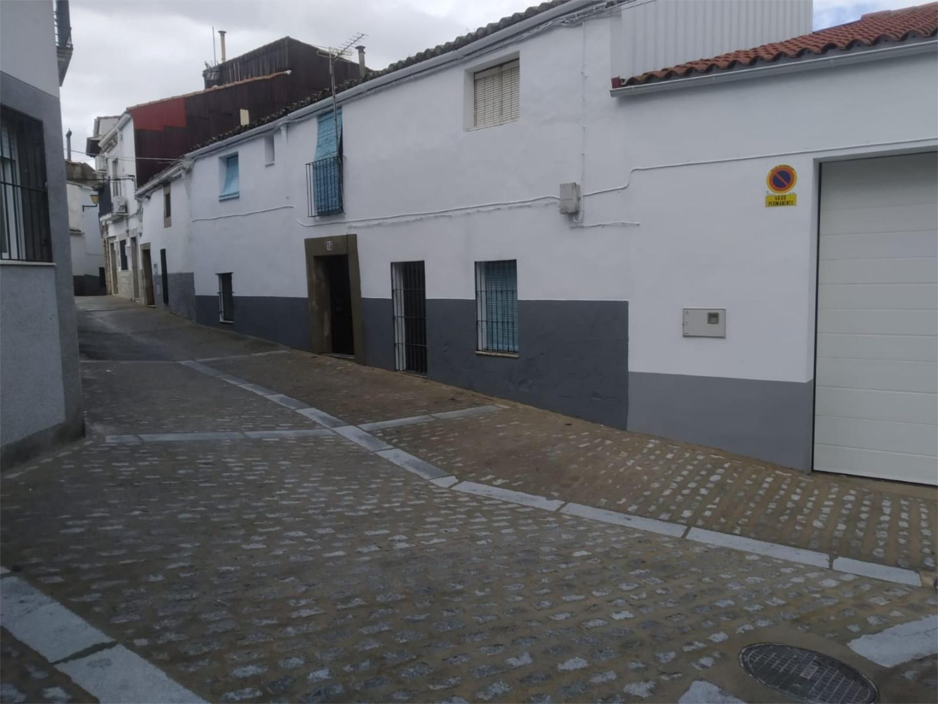 Vista exterior de Finca rústica en venda en Montánchez amb Jardí privat, Traster i Moblat
