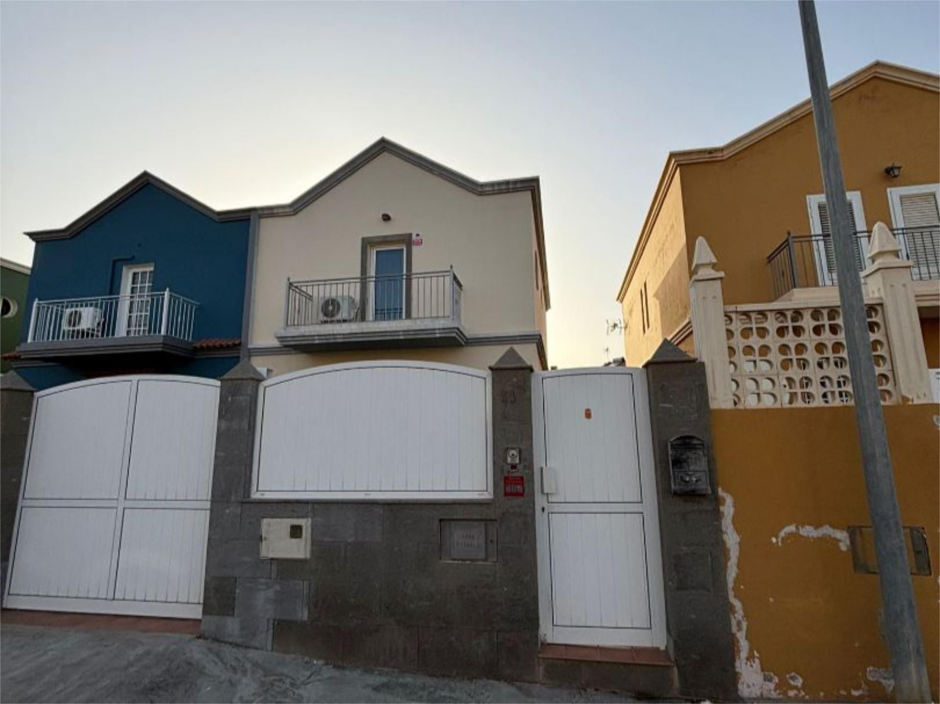 Exterior view of Single-family semi-detached for sale in Santa Lucía de Tirajana  with Air Conditioner and Balcony
