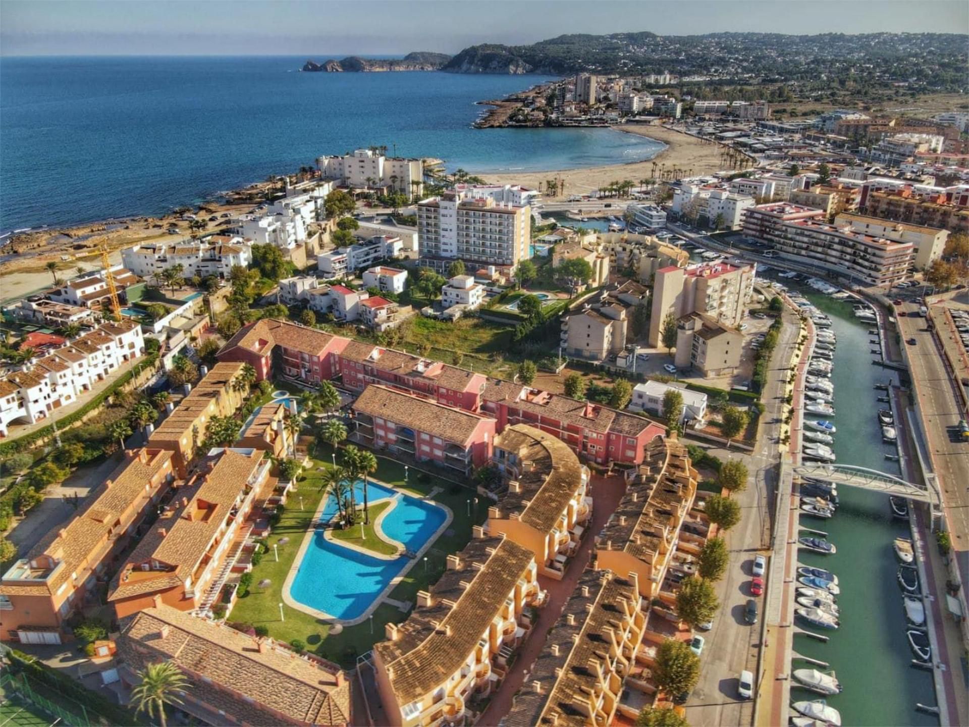Vista exterior de Pis en venda en Jávea / Xàbia amb Aire condicionat, Terrassa i Piscina