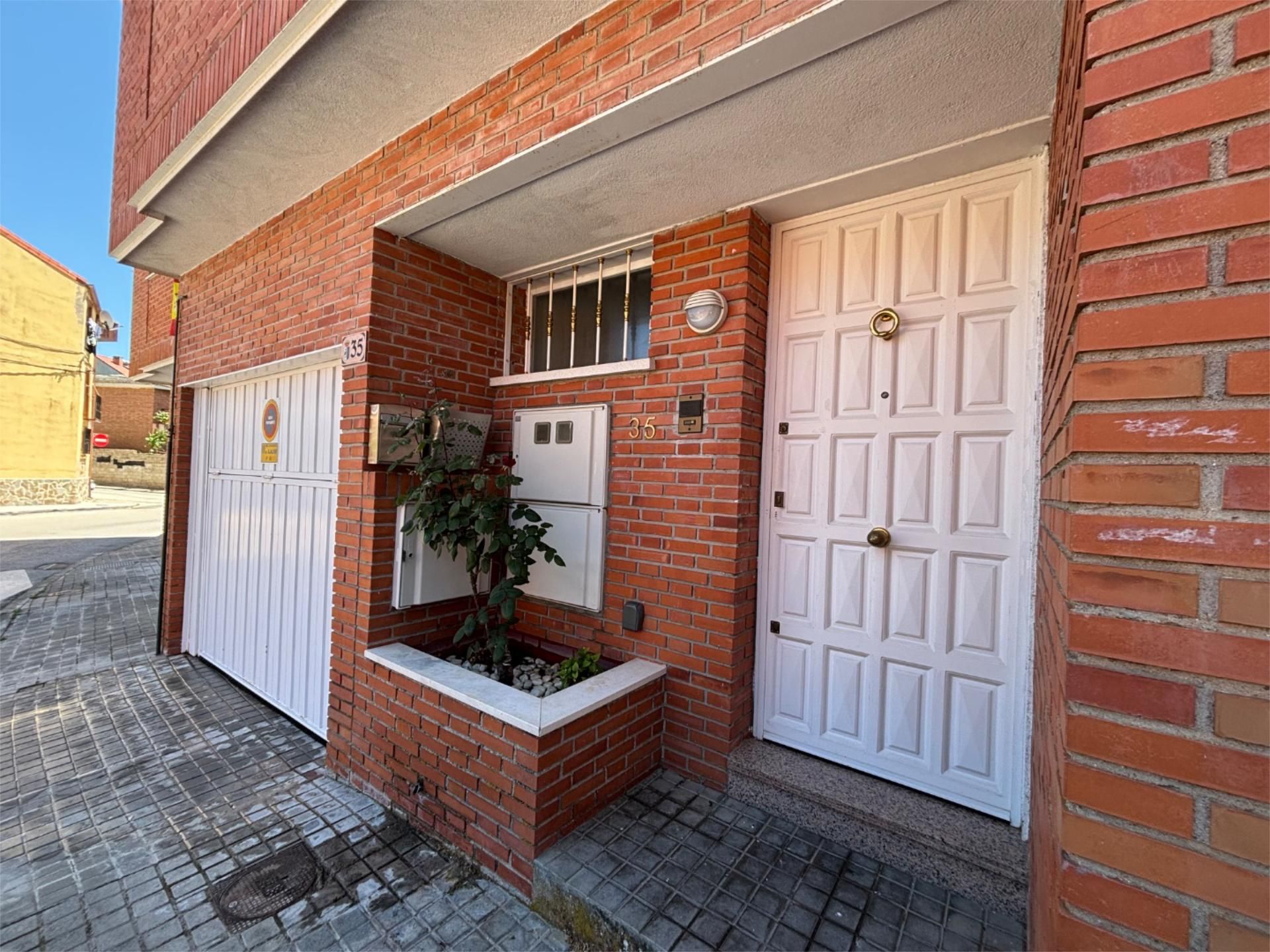 Exterior view of Single-family semi-detached to rent in Ajalvir  with Air Conditioner, Heating and Parquet flooring