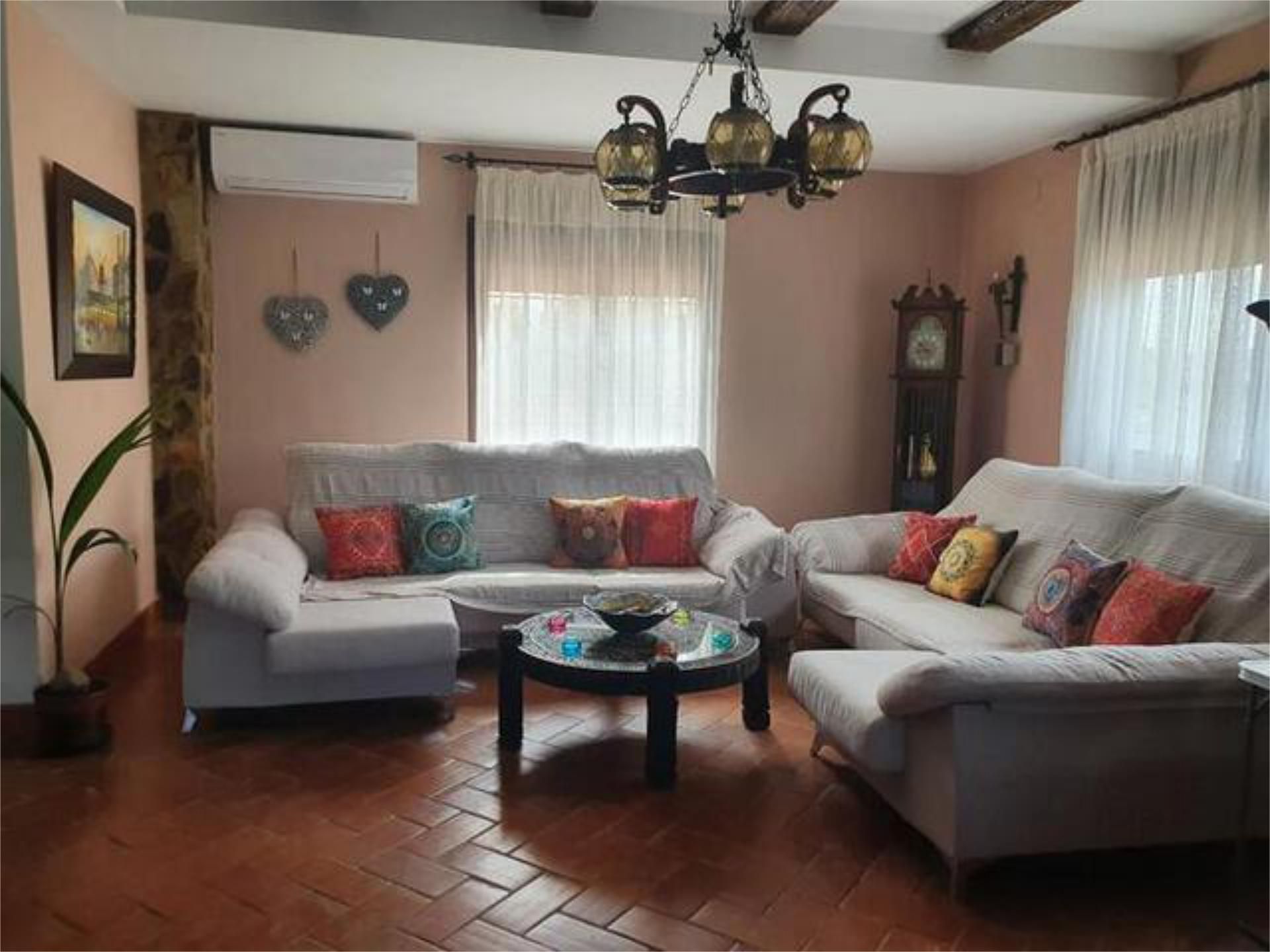 Sala d'estar de Casa adosada de lloguer en  Córdoba Capital amb Jardí privat, Piscina i Moblat
