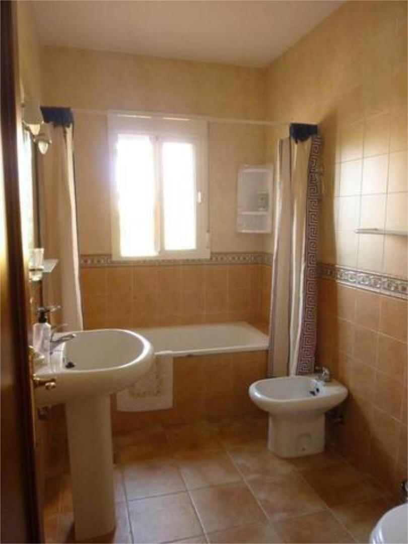 Bany de Casa adosada de lloguer en Chiclana de la Frontera amb Jardí privat, Terrassa i Traster