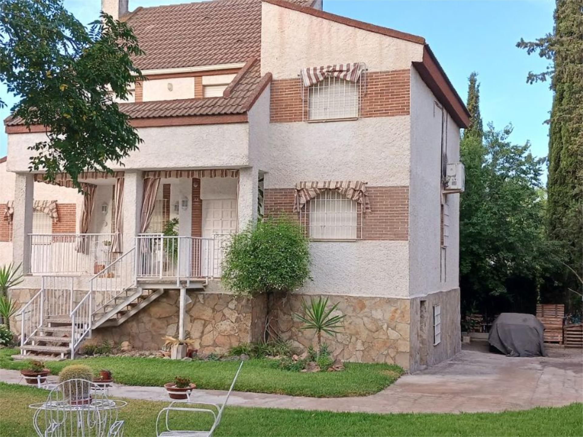 Vista exterior de Pis en venda en  Jaén Capital amb Aire condicionat, Calefacció i Jardí privat