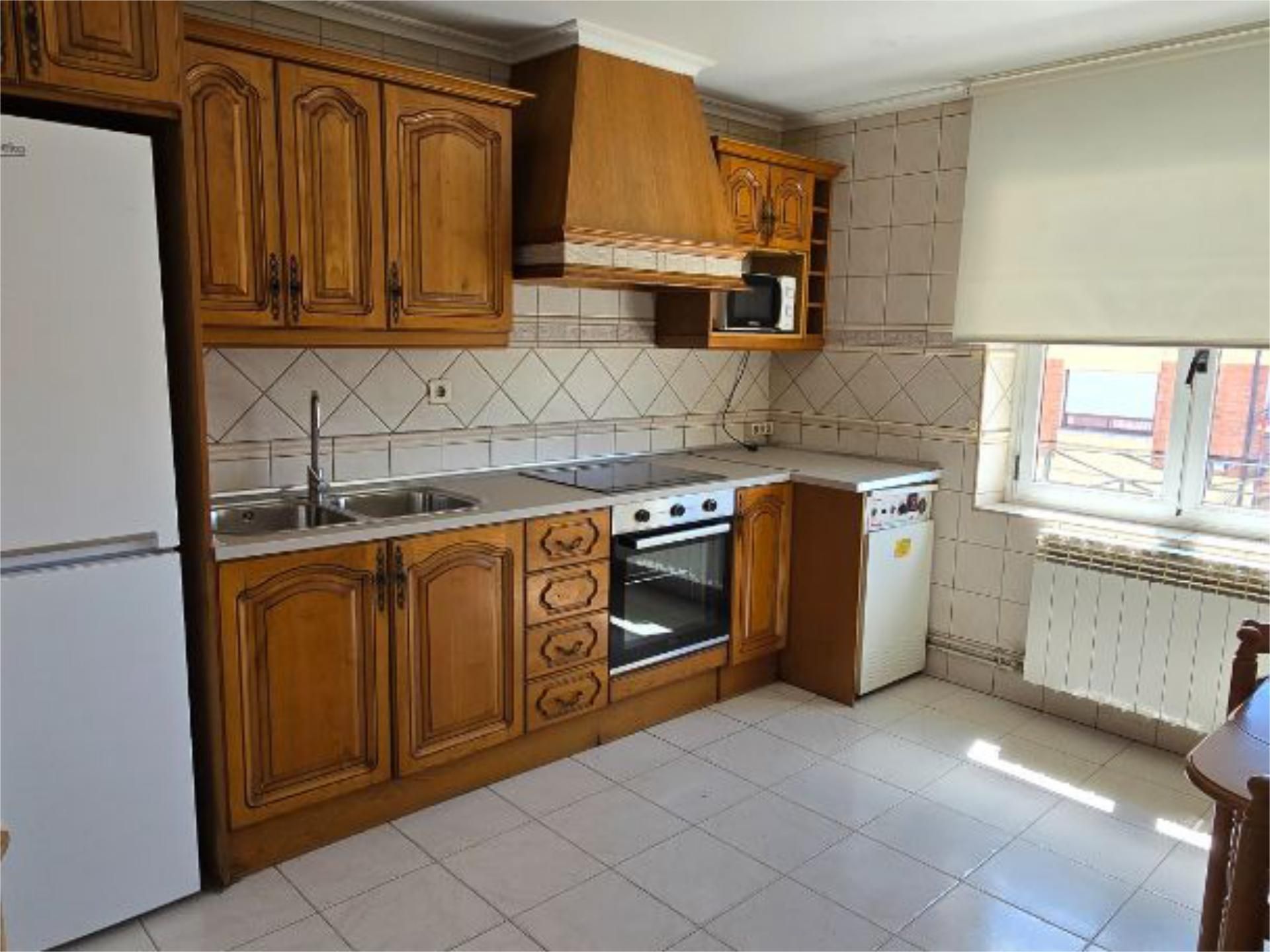 Cuina de Pis de lloguer en Melgar de Fernamental amb Calefacció, Parquet i Moblat