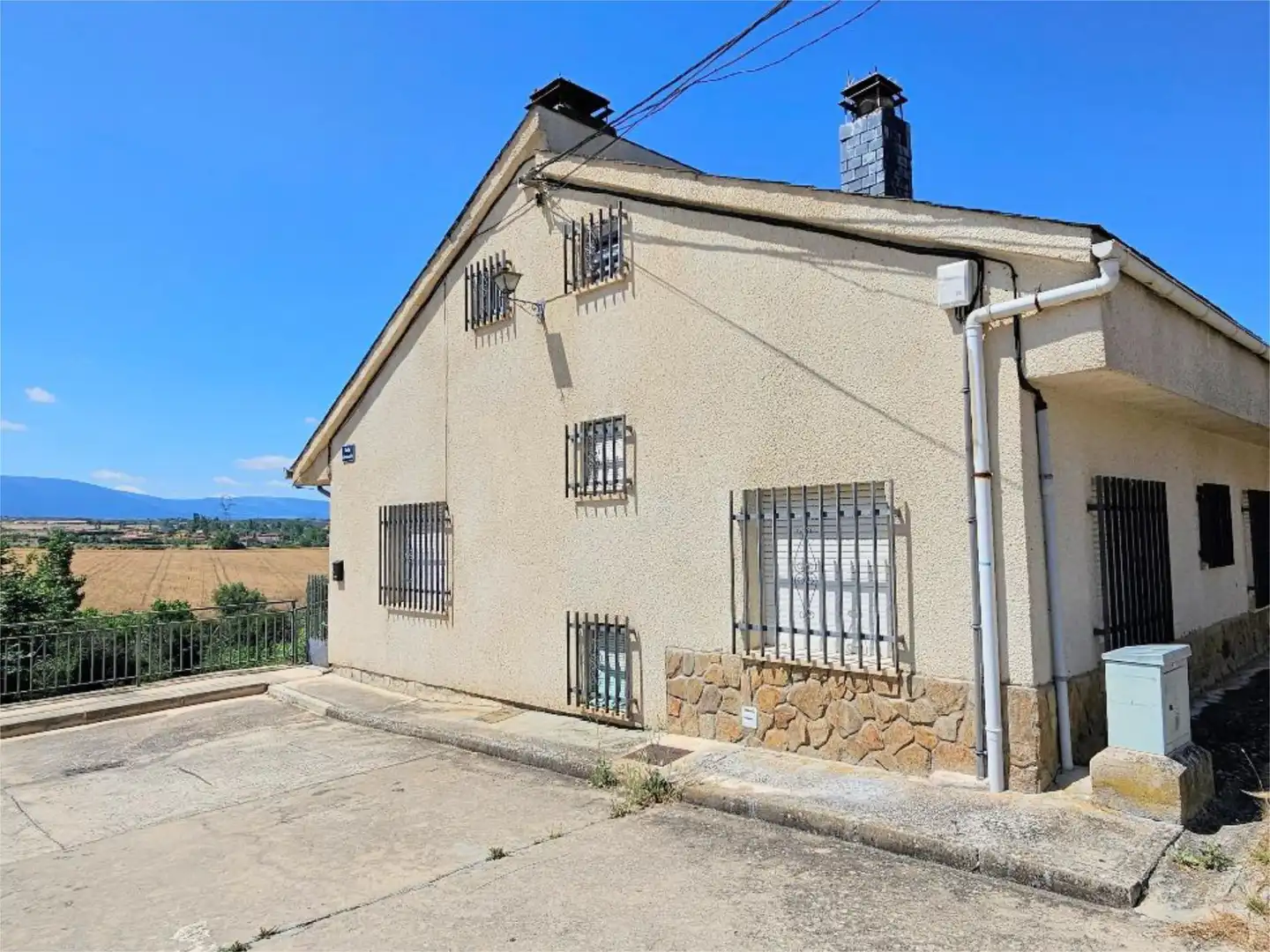 Casa adosada en venda a Calle Hontanilla, 10, Duruelo Vista exterior de Casa adosada en venda en Duruelo amb Calefacció, Jardí privat i Terrassa