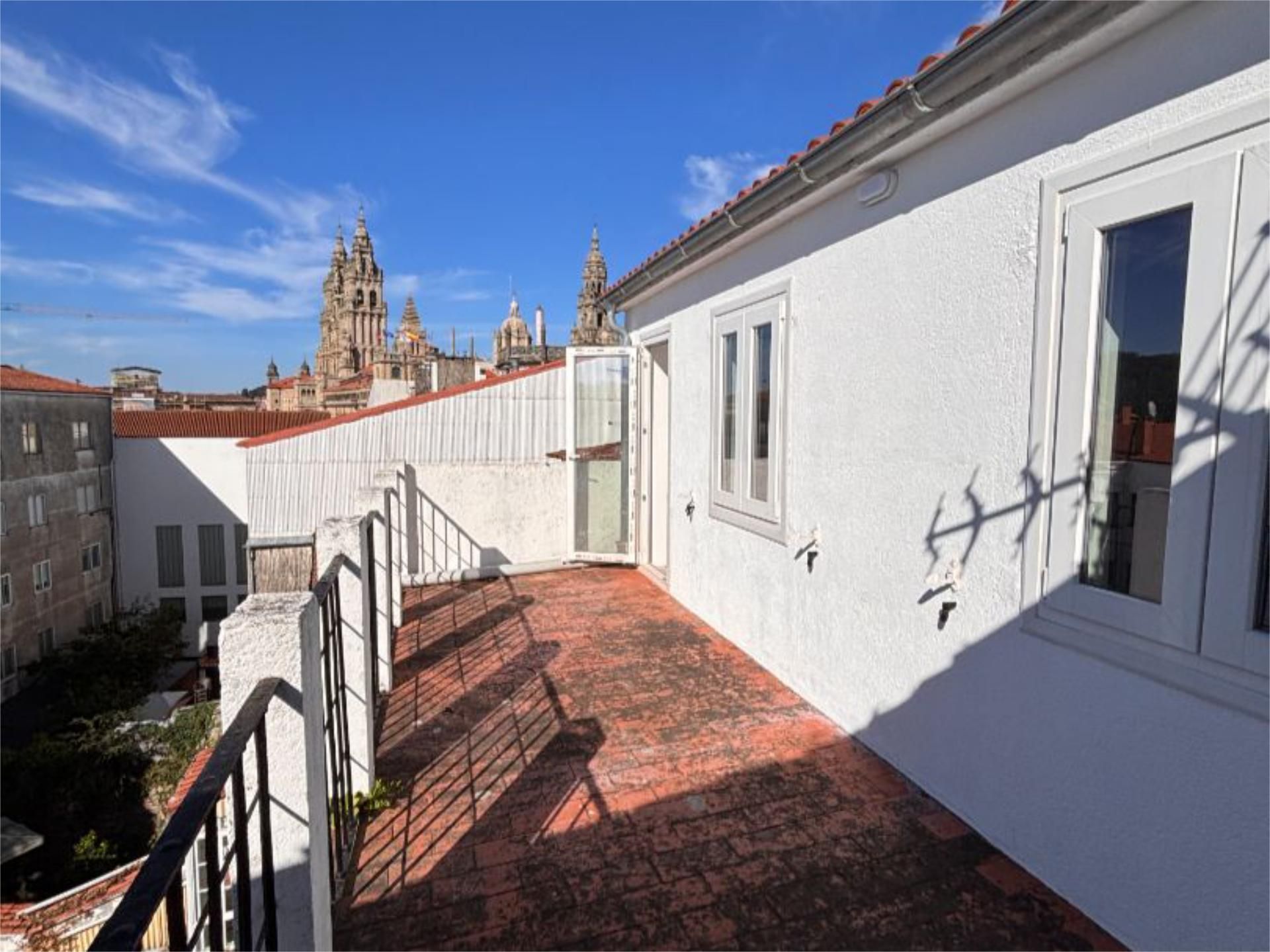 Exterior view of Flat to rent in Santiago de Compostela   with Terrace, Storage room and Furnished
