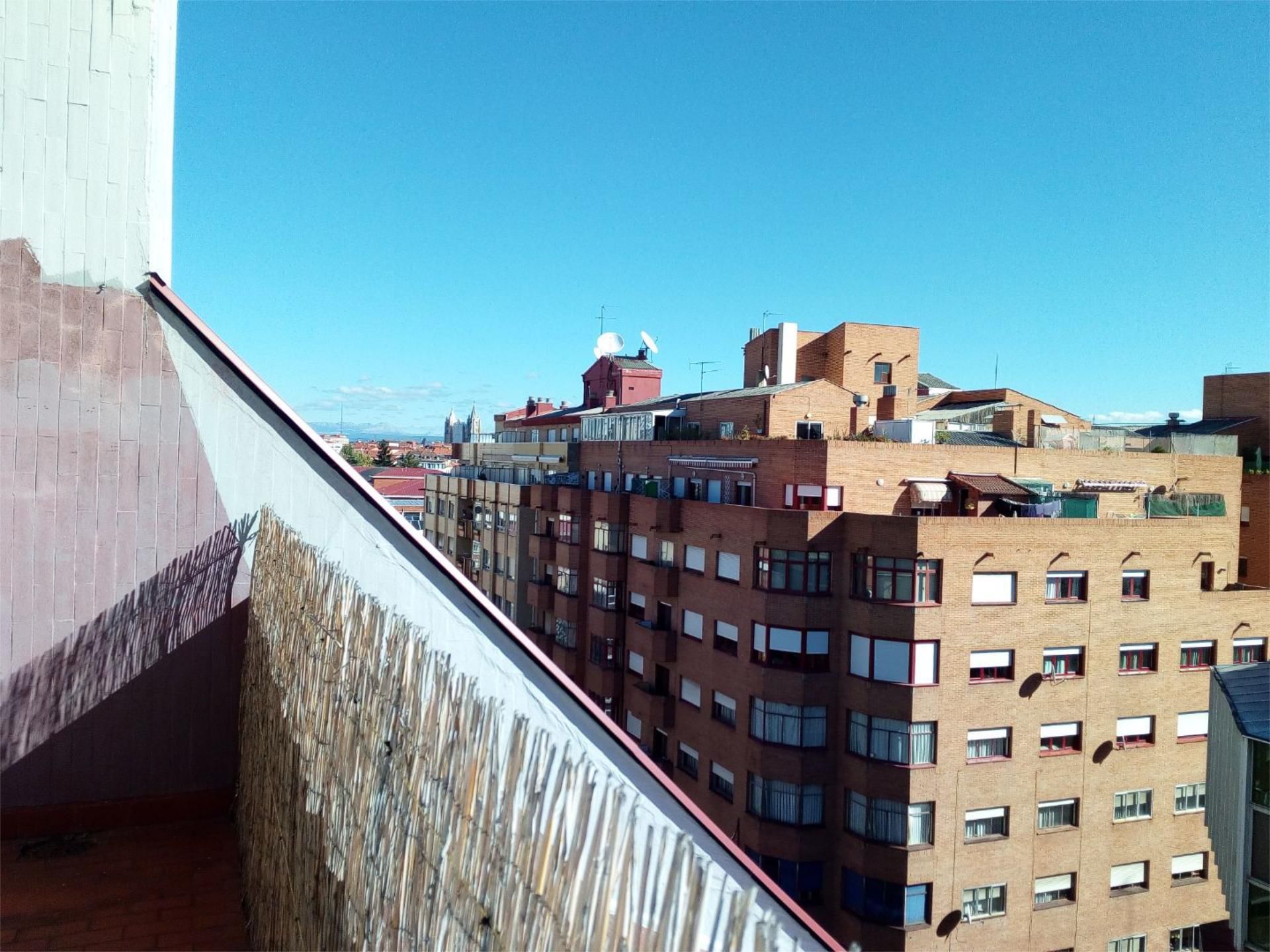 Vista exterior de Pis en venda en León Capital  amb Terrassa