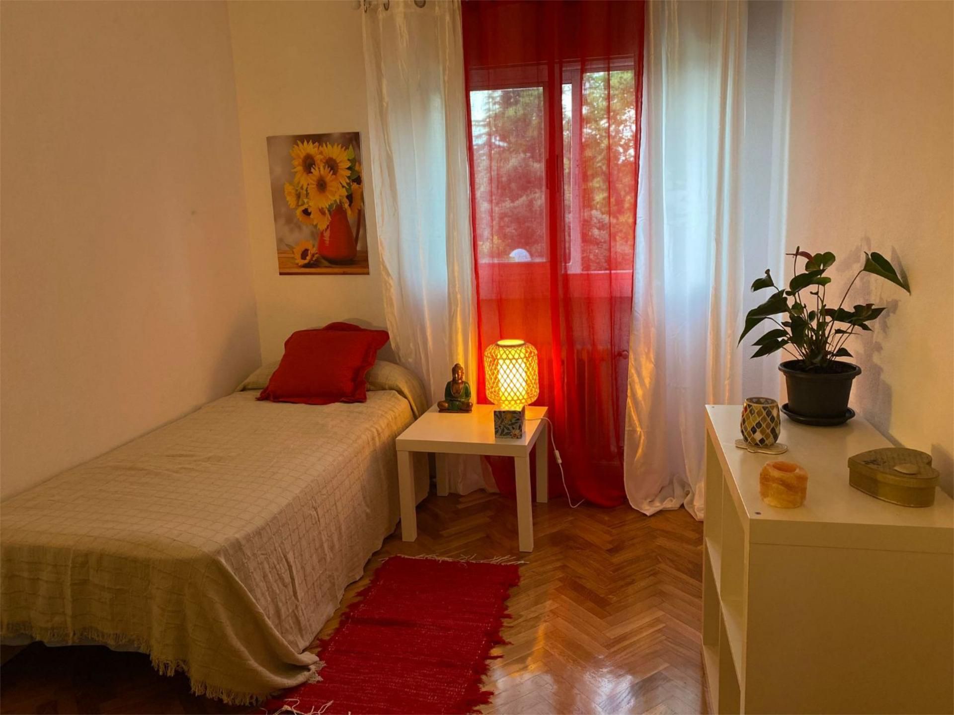 Habitación de Casa o chalet de alquiler en  Madrid Capital con Calefacción, Jardín privado y Parquet