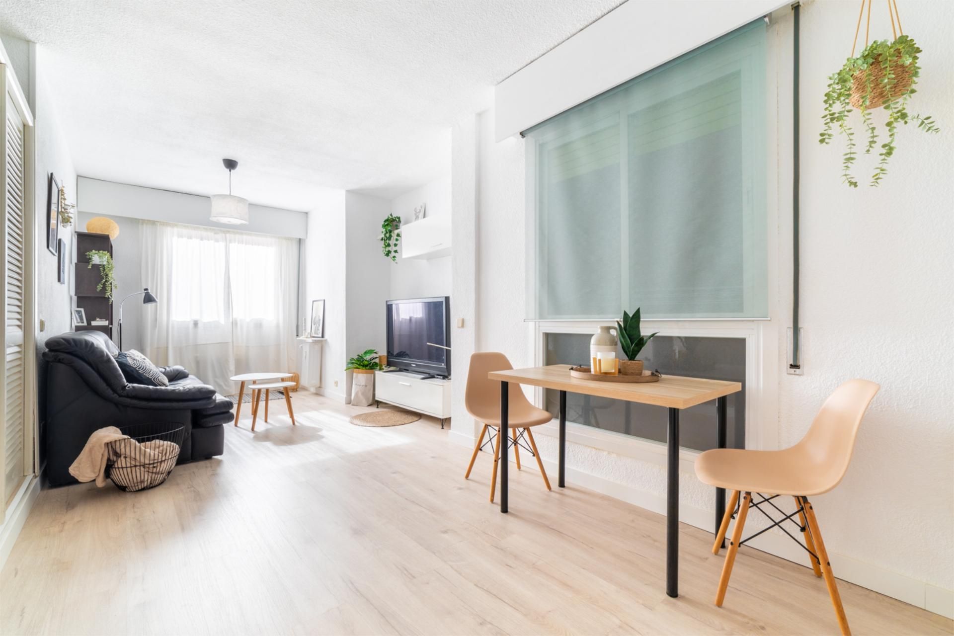 Living room of Flat to rent in  Madrid Capital  with Heating, Private garden and Parquet flooring