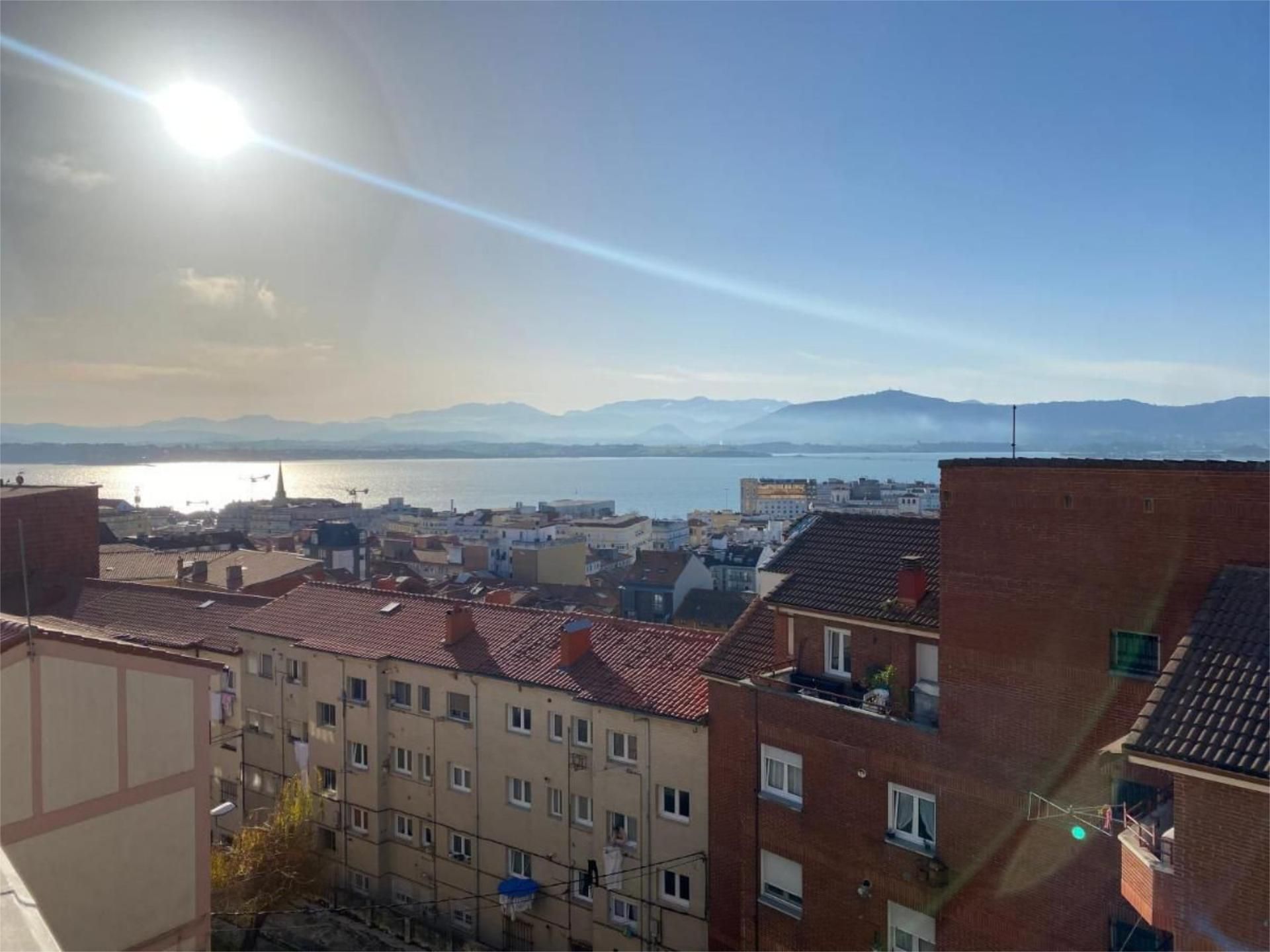 Vista exterior de Pis de lloguer en Santander amb Calefacció, Parquet i Terrassa