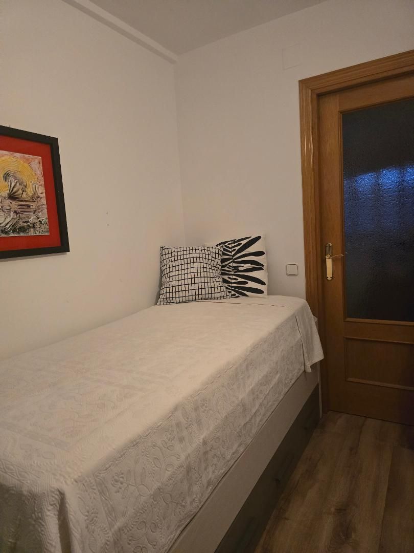 Dormitori de Pis per a compartir en Vic amb Calefacció, Parquet i Terrassa