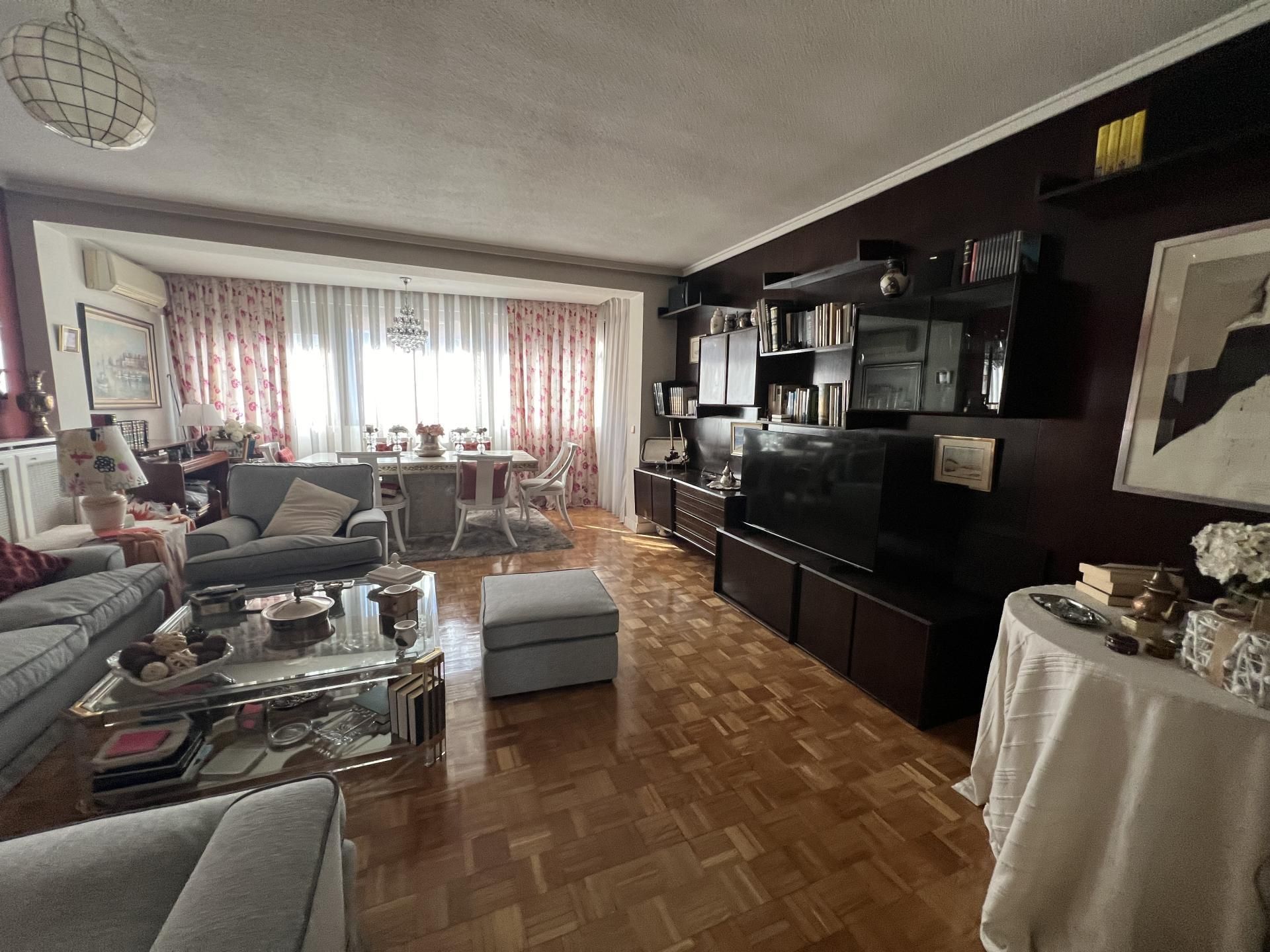 Sala d'estar de Pis de lloguer en  Madrid Capital amb Aire condicionat, Calefacció i Jardí privat