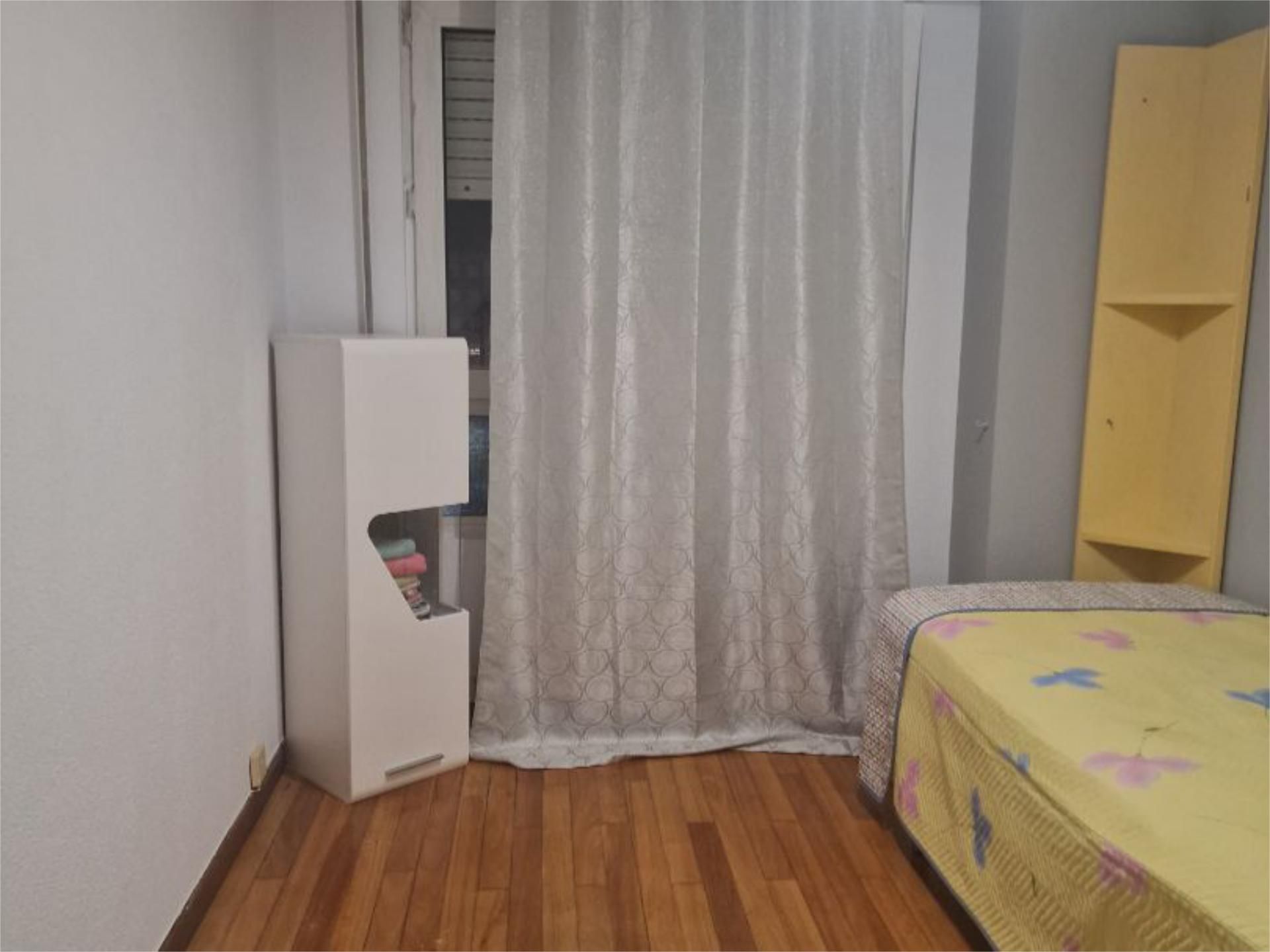 Bedroom of Flat to share in Santander  with Heating, Parquet flooring and Furnished