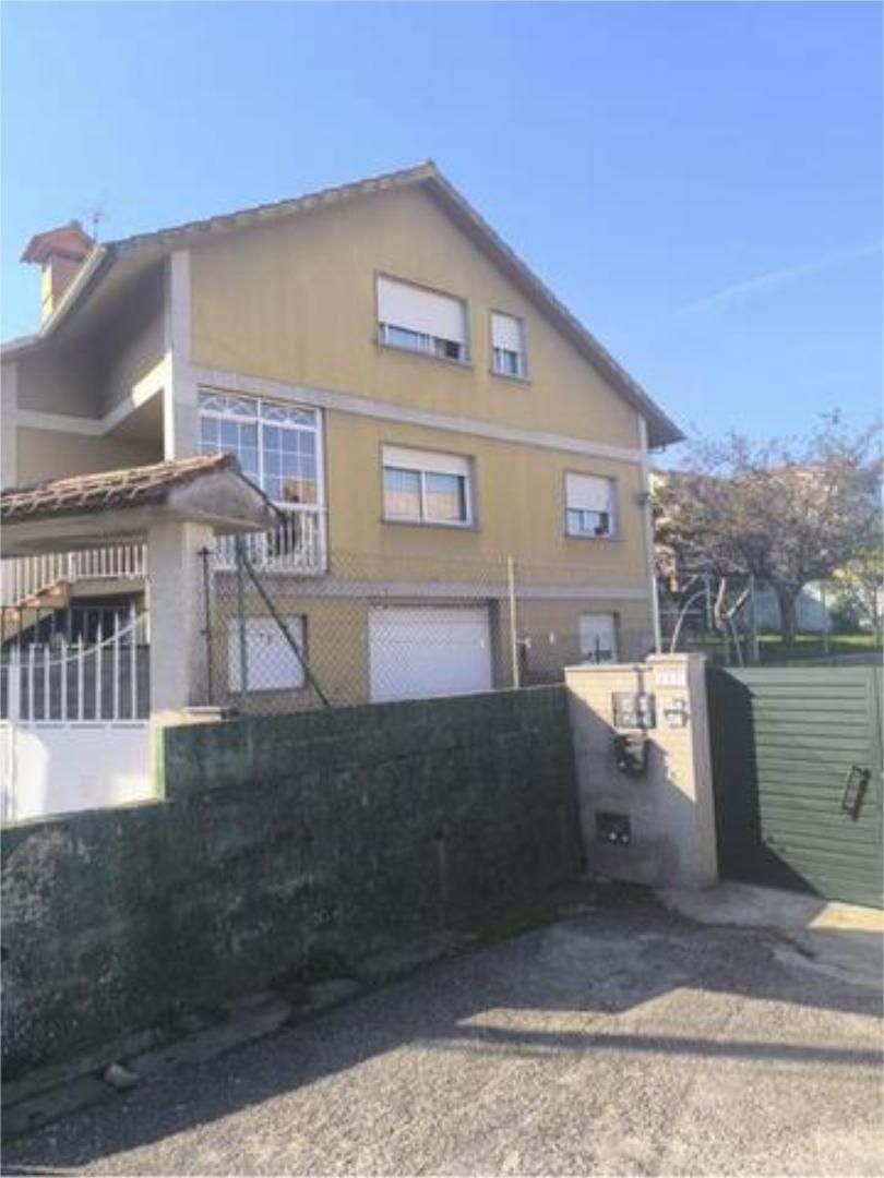 Vista exterior de Casa o xalet de lloguer en Vigo  amb Calefacció, Jardí privat i Terrassa