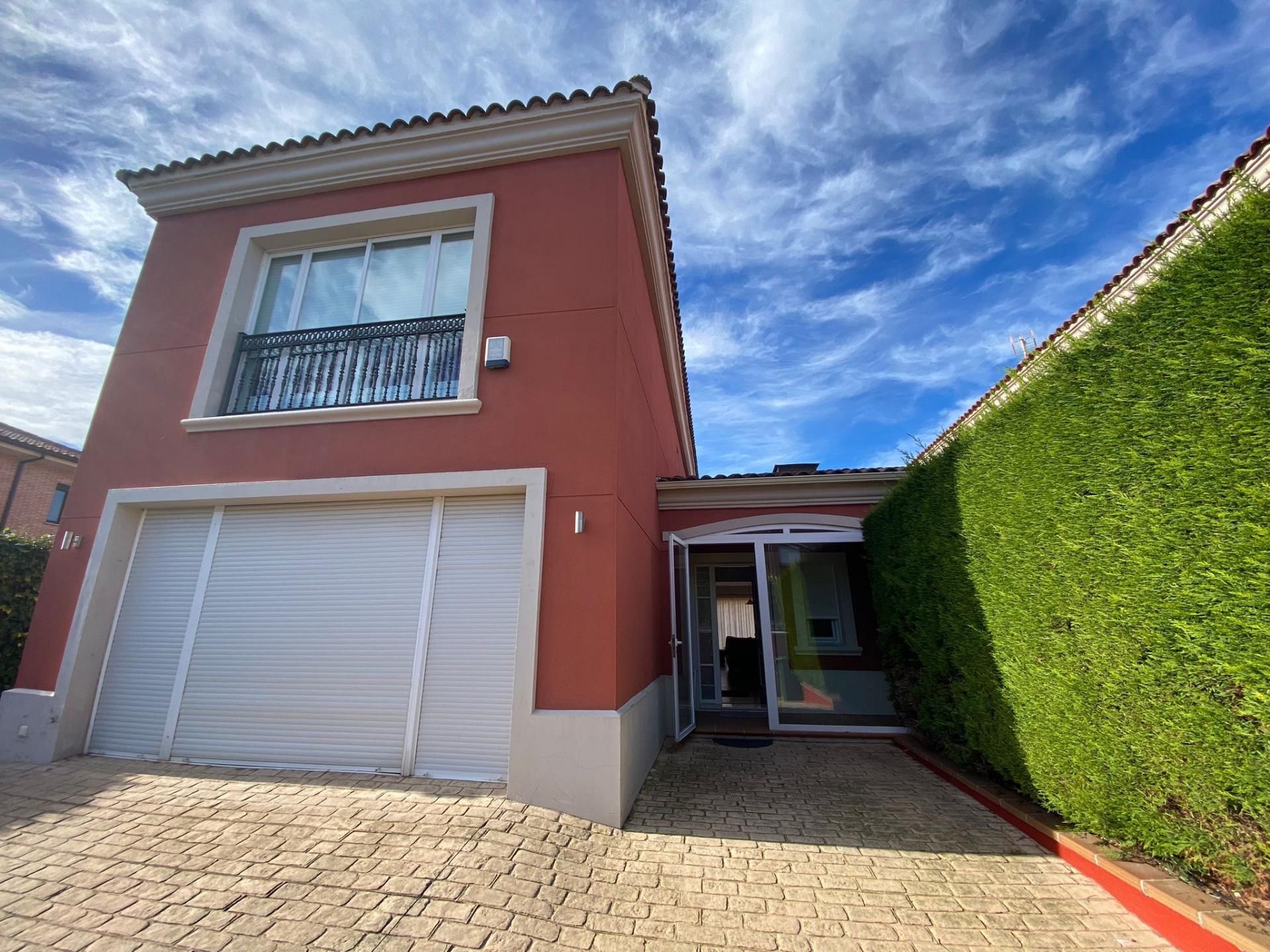 Exterior view of House or chalet to rent in Carbajosa de la Sagrada  with Heating, Private garden and Parquet flooring
