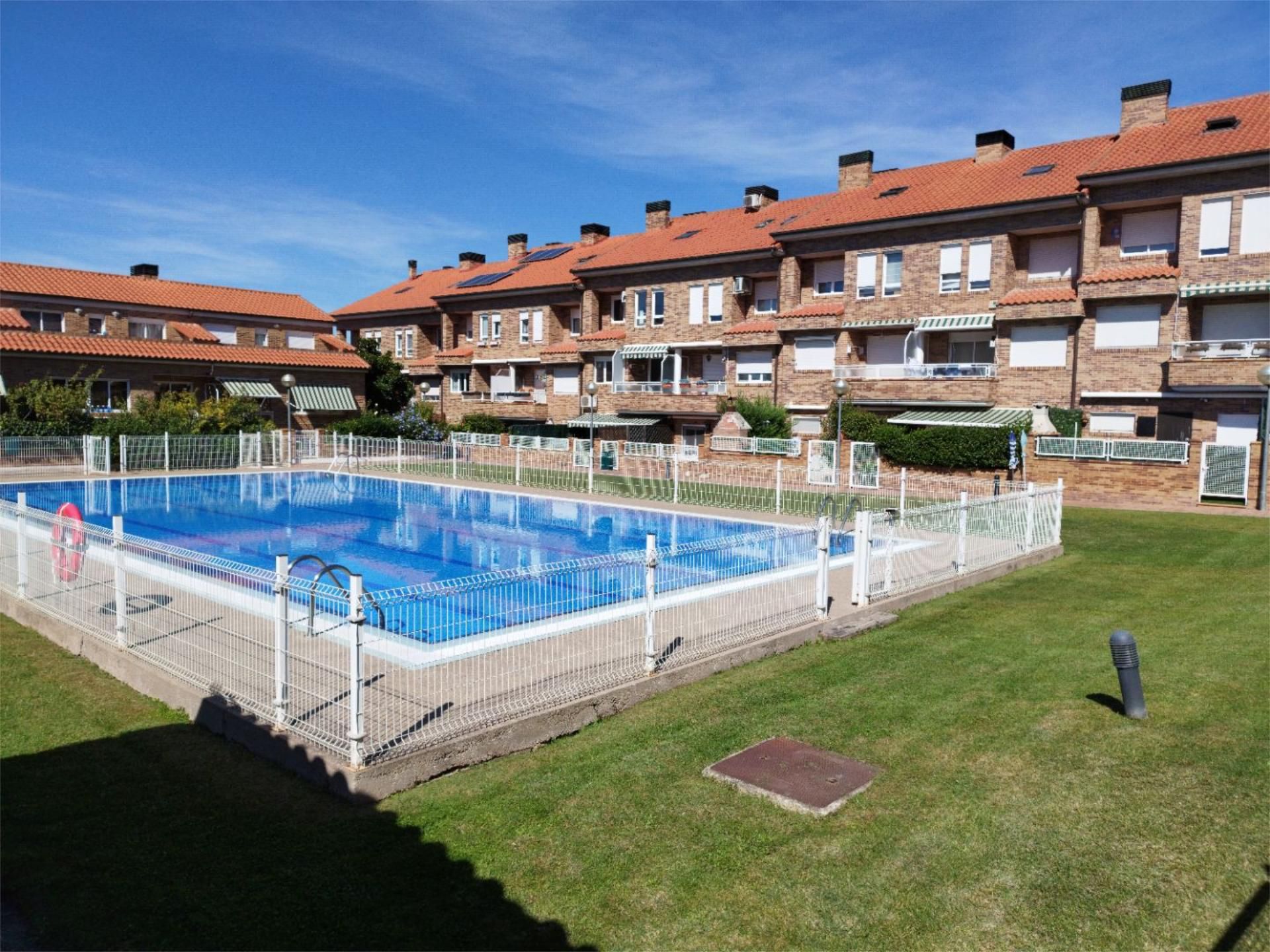 Swimming pool of Single-family semi-detached for sale in Villamediana de Iregua  with Air Conditioner, Terrace and Swimming Pool