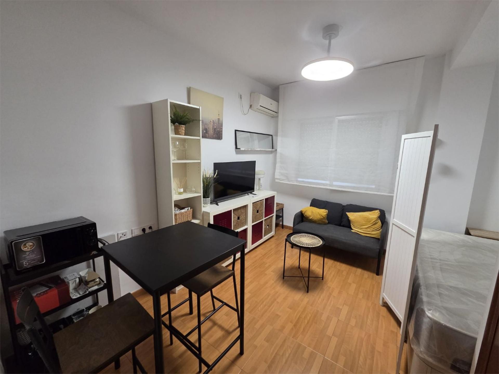 Sala d'estar de Pis de lloguer en  Sevilla Capital amb Aire condicionat, Parquet i Moblat