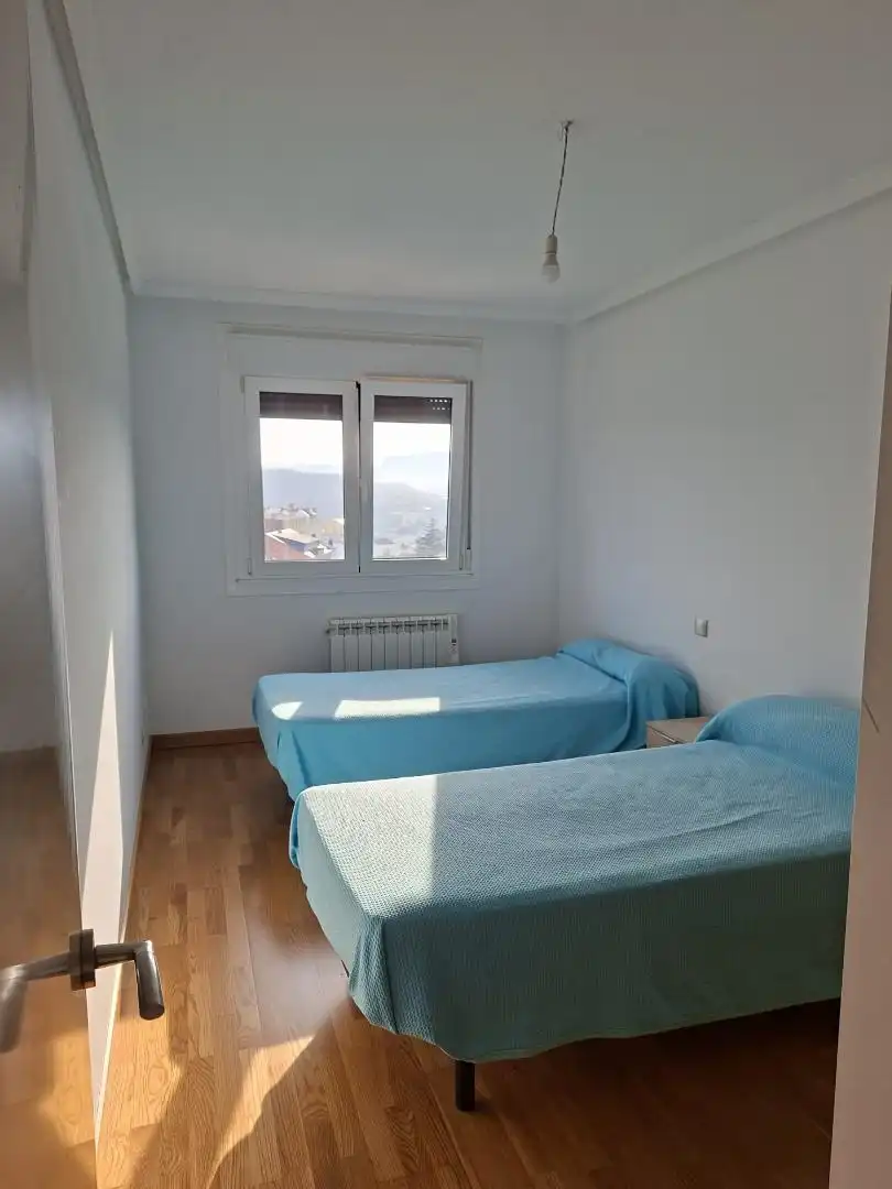 Habitación de Piso de alquiler en Vegadeo con Calefacción, Parquet y Amueblado