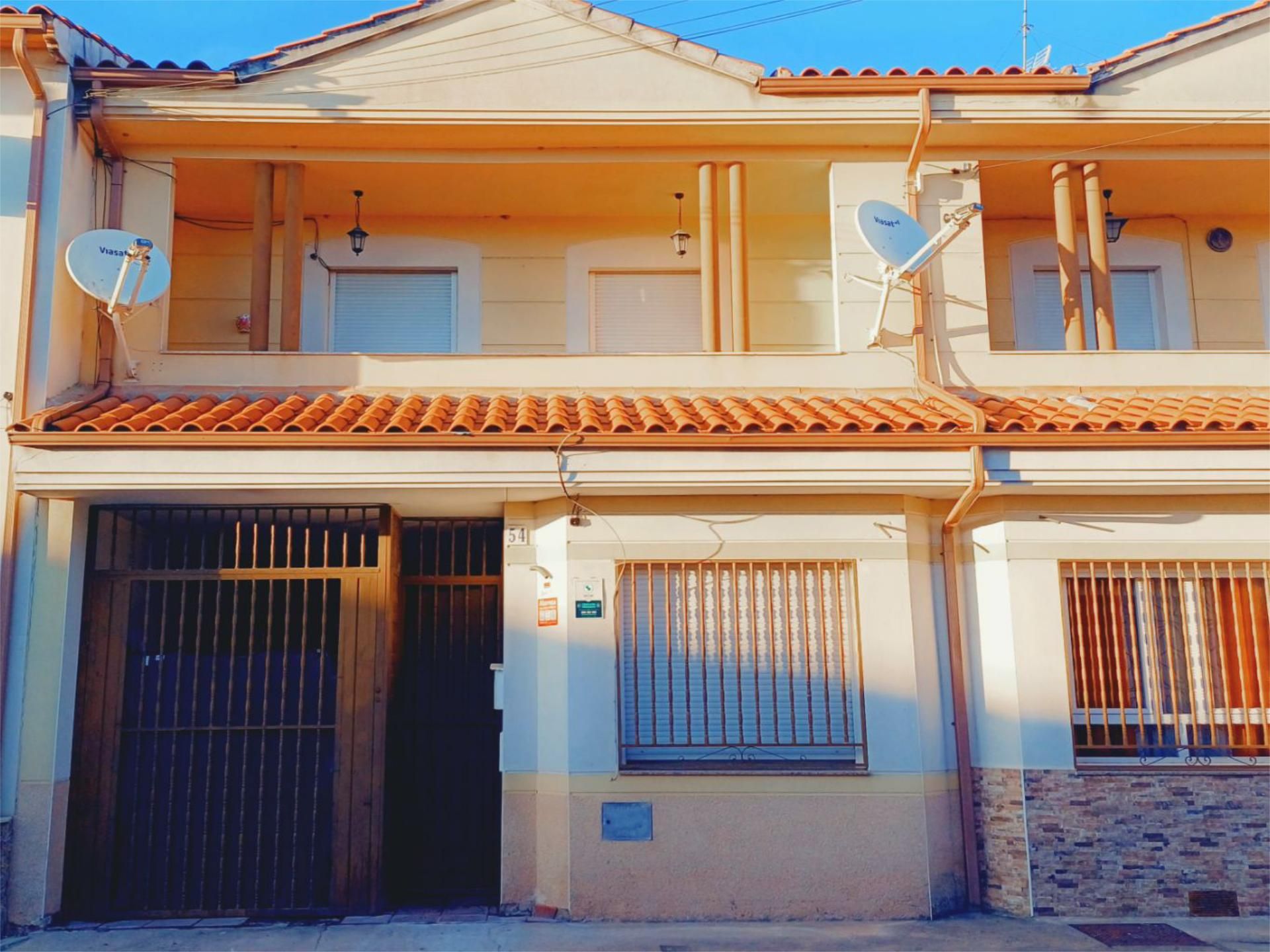 Vista exterior de Casa o xalet en venda en Talayuela amb Terrassa i Balcó