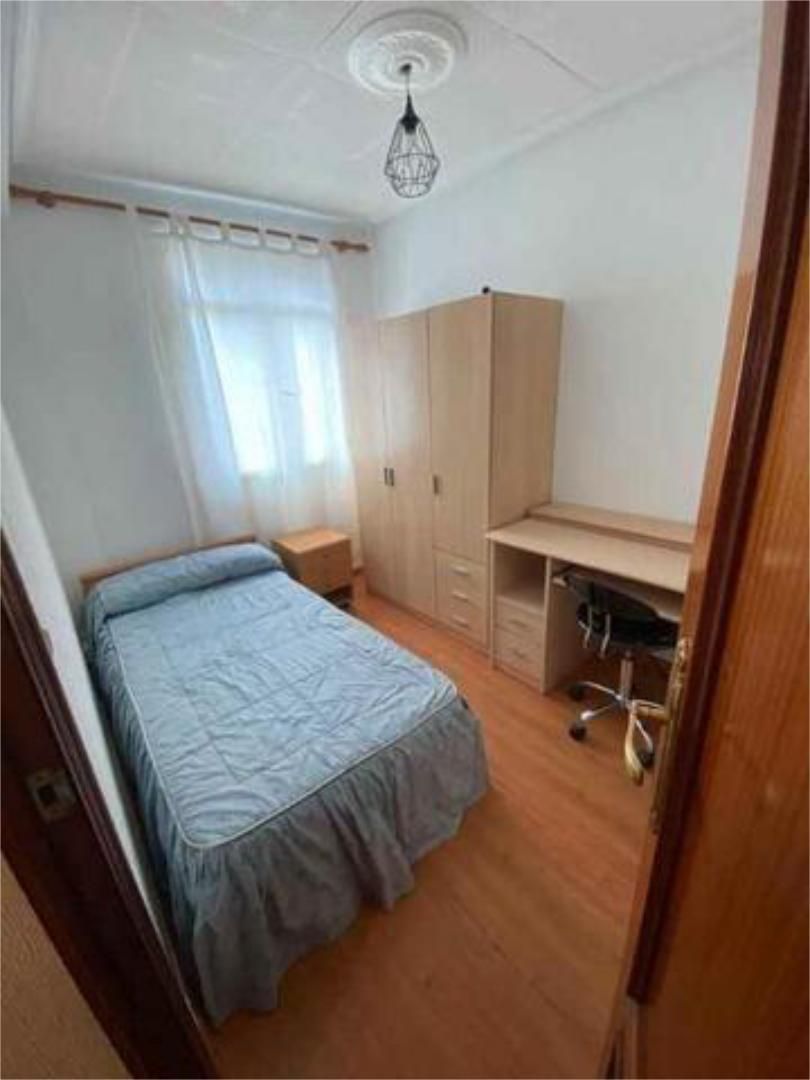 Bedroom of Flat to share in Burgos Capital