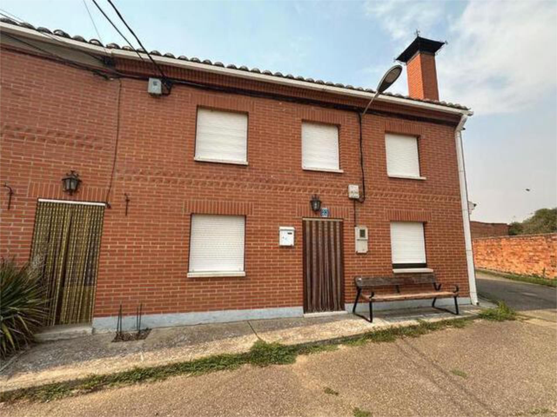 Vista exterior de Casa adosada en venda en Villaluenga de la Vega amb Jardí privat, Traster i Moblat